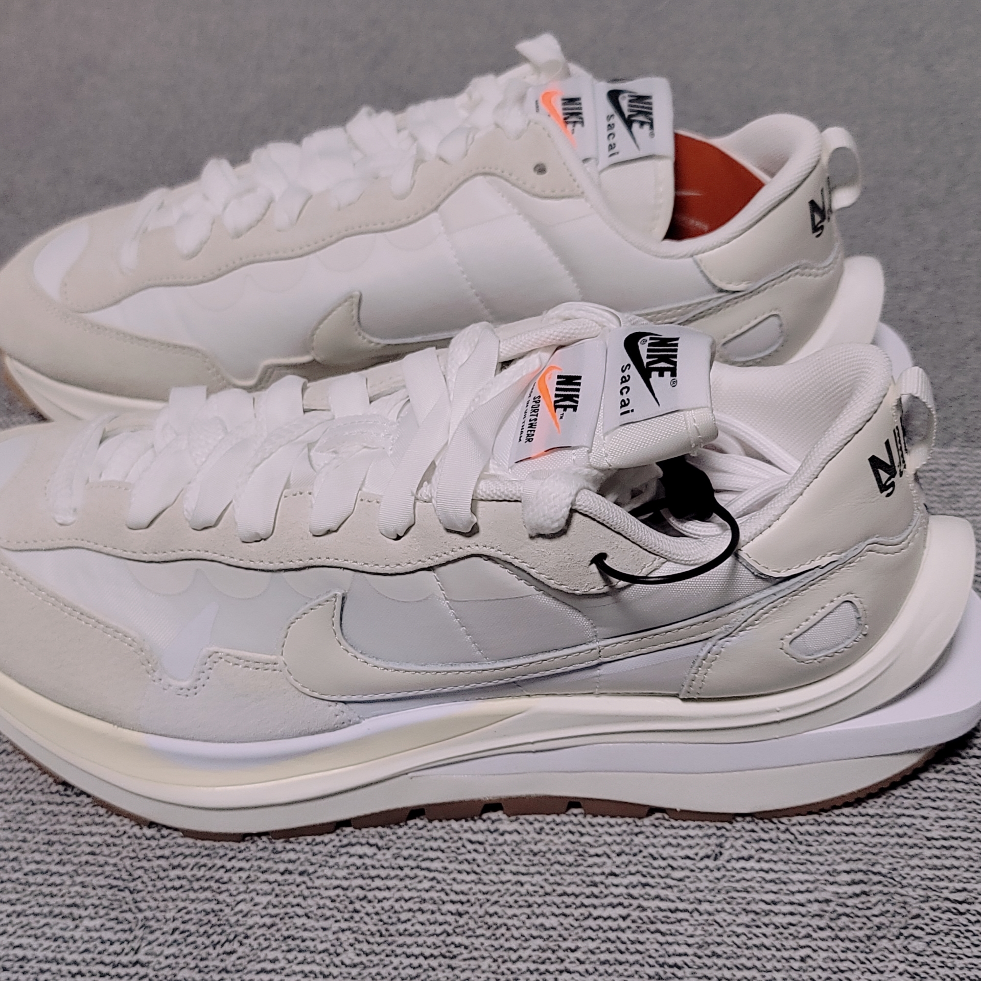Nike x Sacai VaporWaffle White and Gum 착용 스타일 - 2