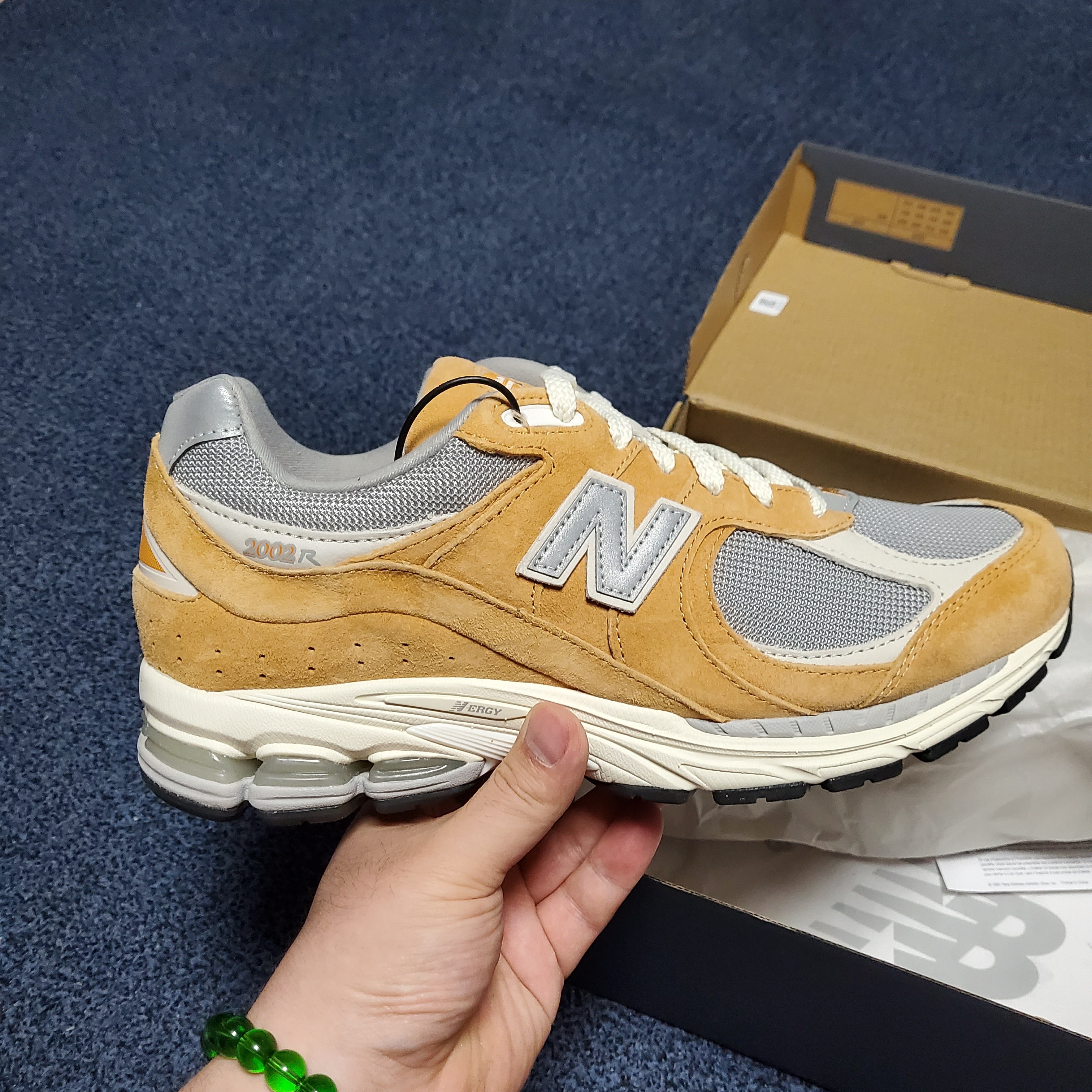 New Balance 2002R Special Vintage Beige 착용 스타일 - 1