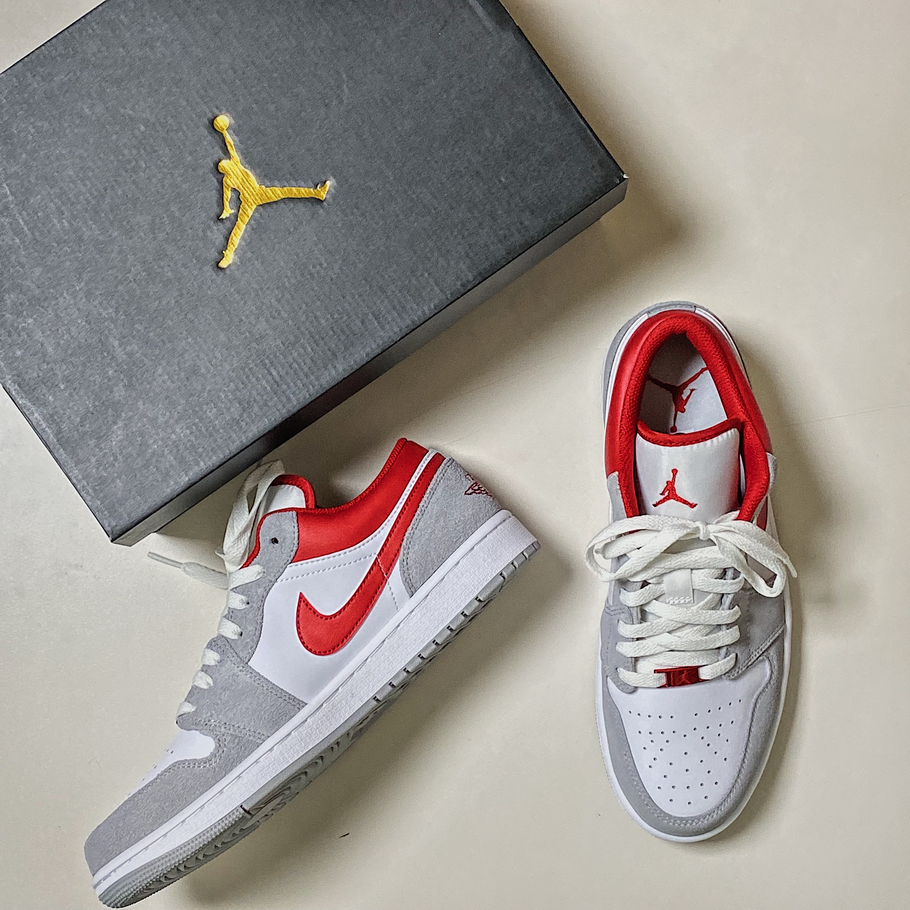 Jordan 1 Low SE Light Smoke Grey Gym Red 착용 스타일 - 1