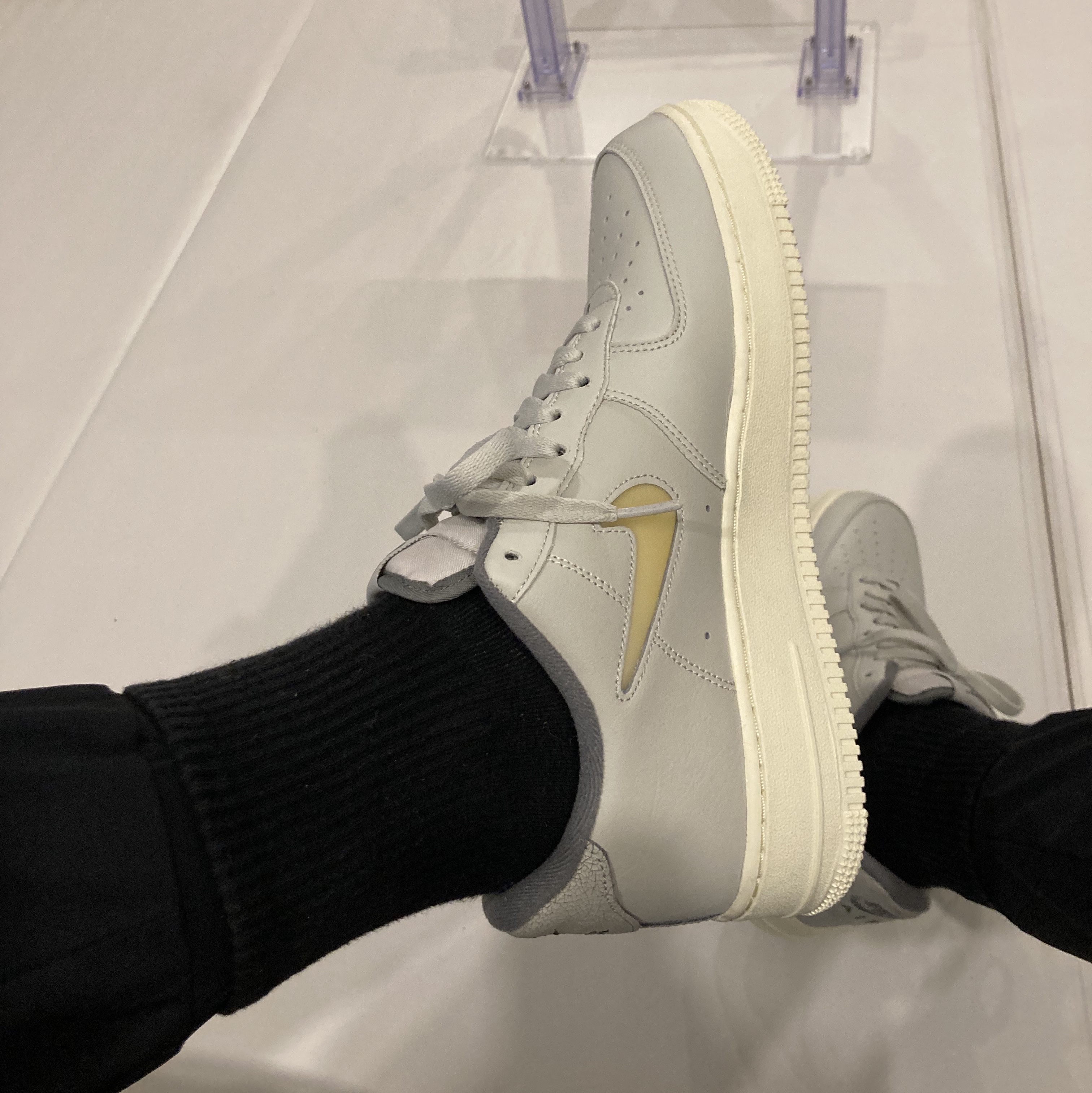 Nike Air Force 1 '07 LX Light Bone and Coconut Milk 착용 스타일 - 3