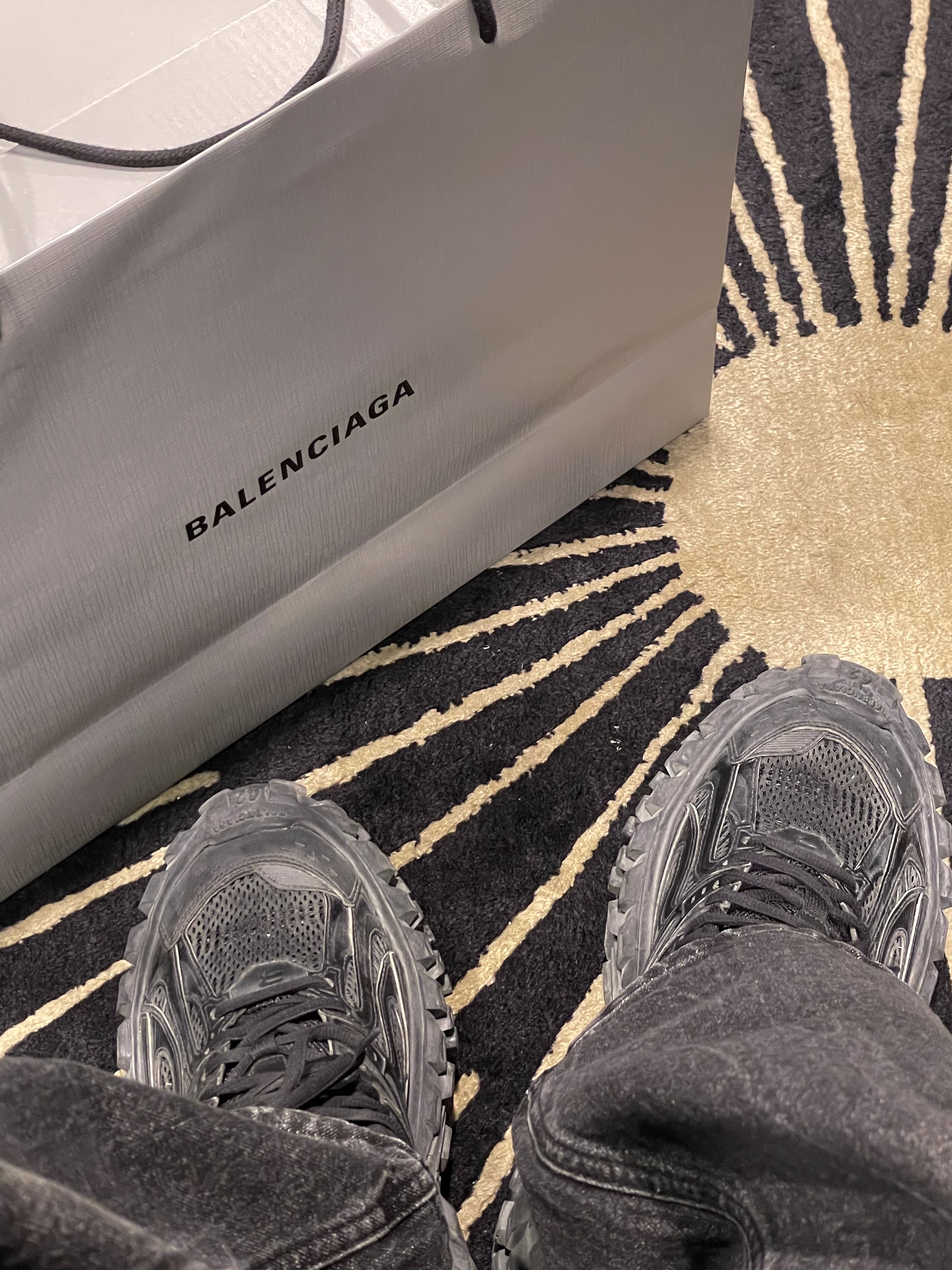 Balenciaga Defender Sneakers Black 착용 스타일 - 4