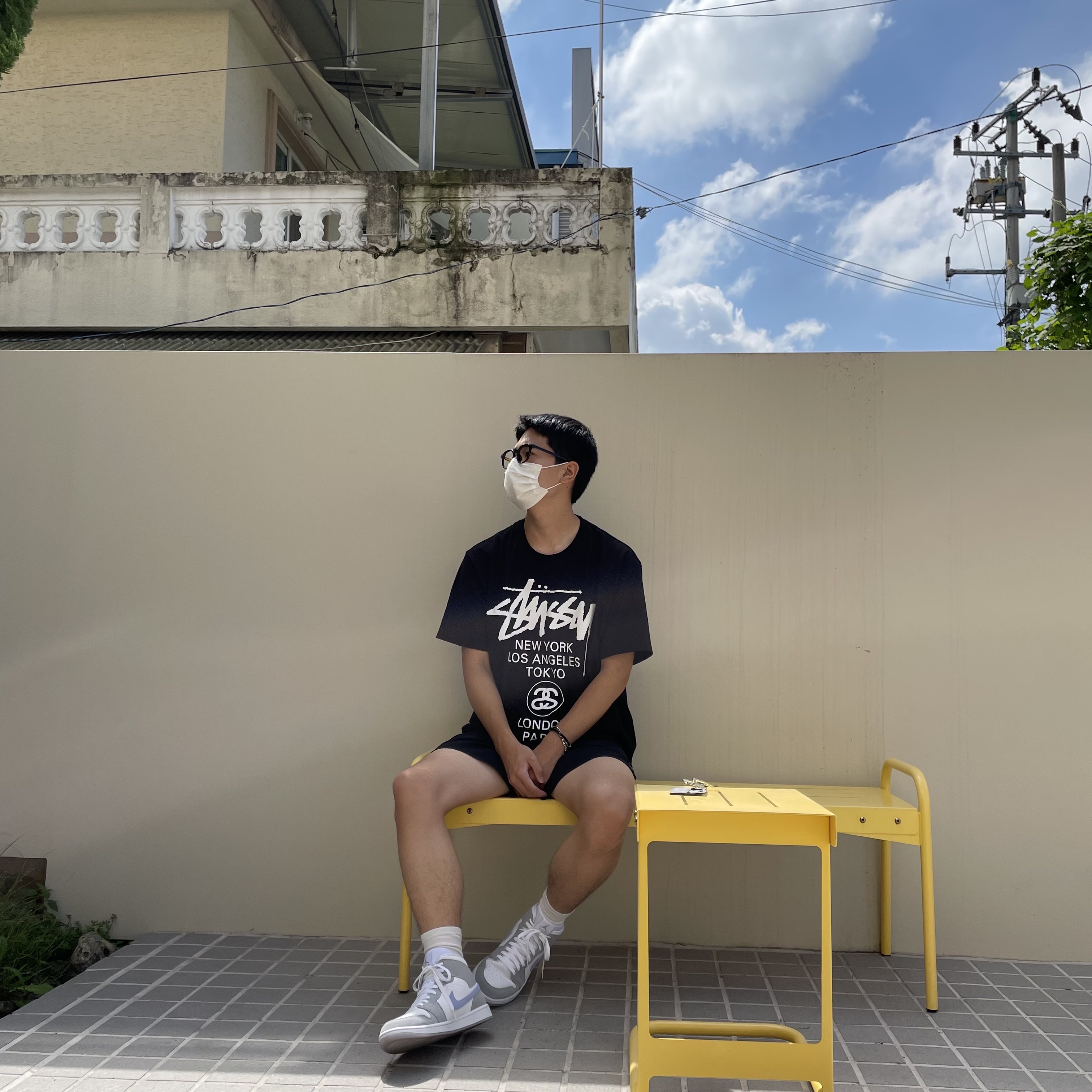 (W) Jordan 1 Mid Wolf Grey, Stussy World Tour T-Shirt Black 착용 스타일