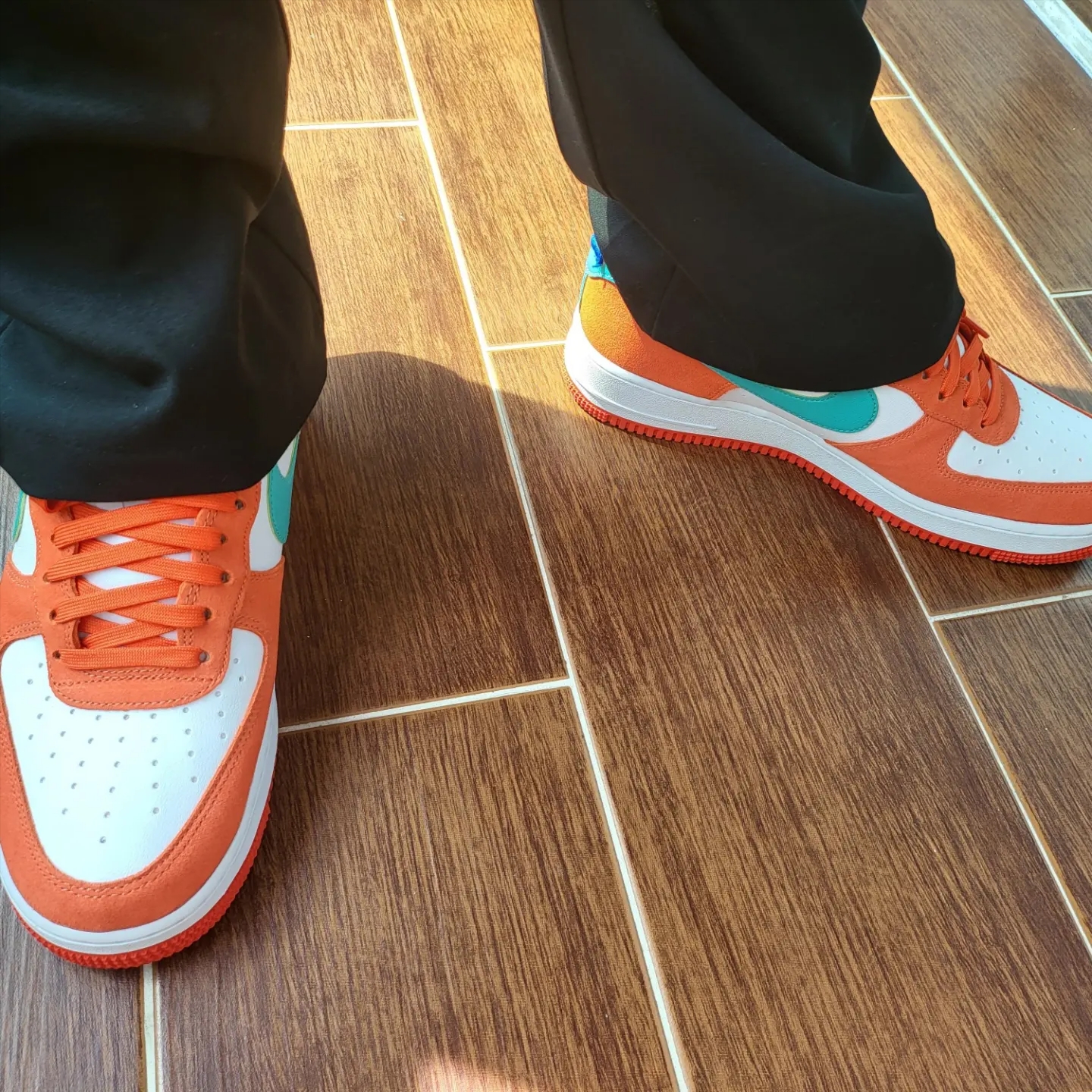 Nike Air Force 1 '07 LV8 Athletic Club Rush Orange Washed Teal 착용 스타일 - 2