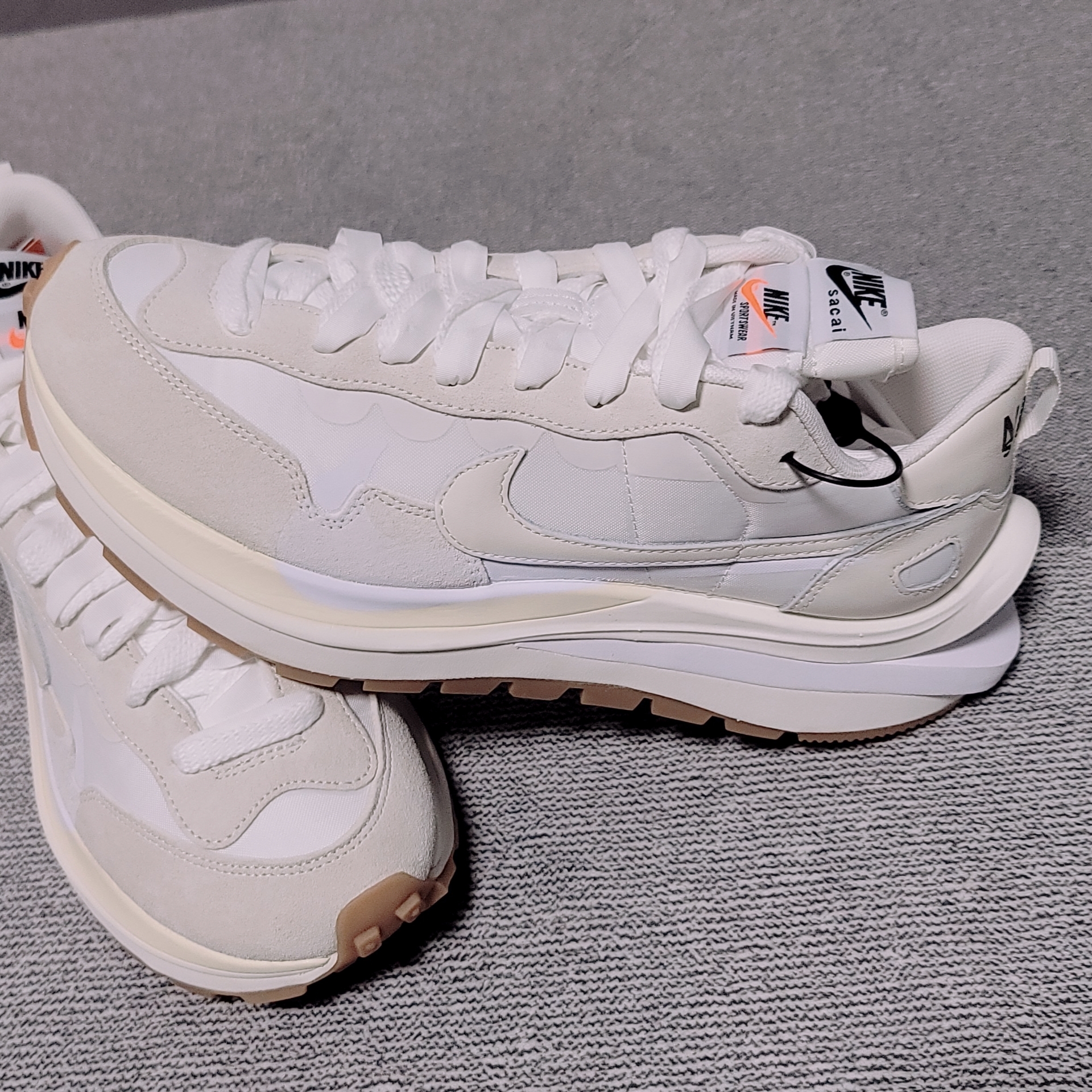Nike x Sacai VaporWaffle White and Gum 착용 스타일 - 1