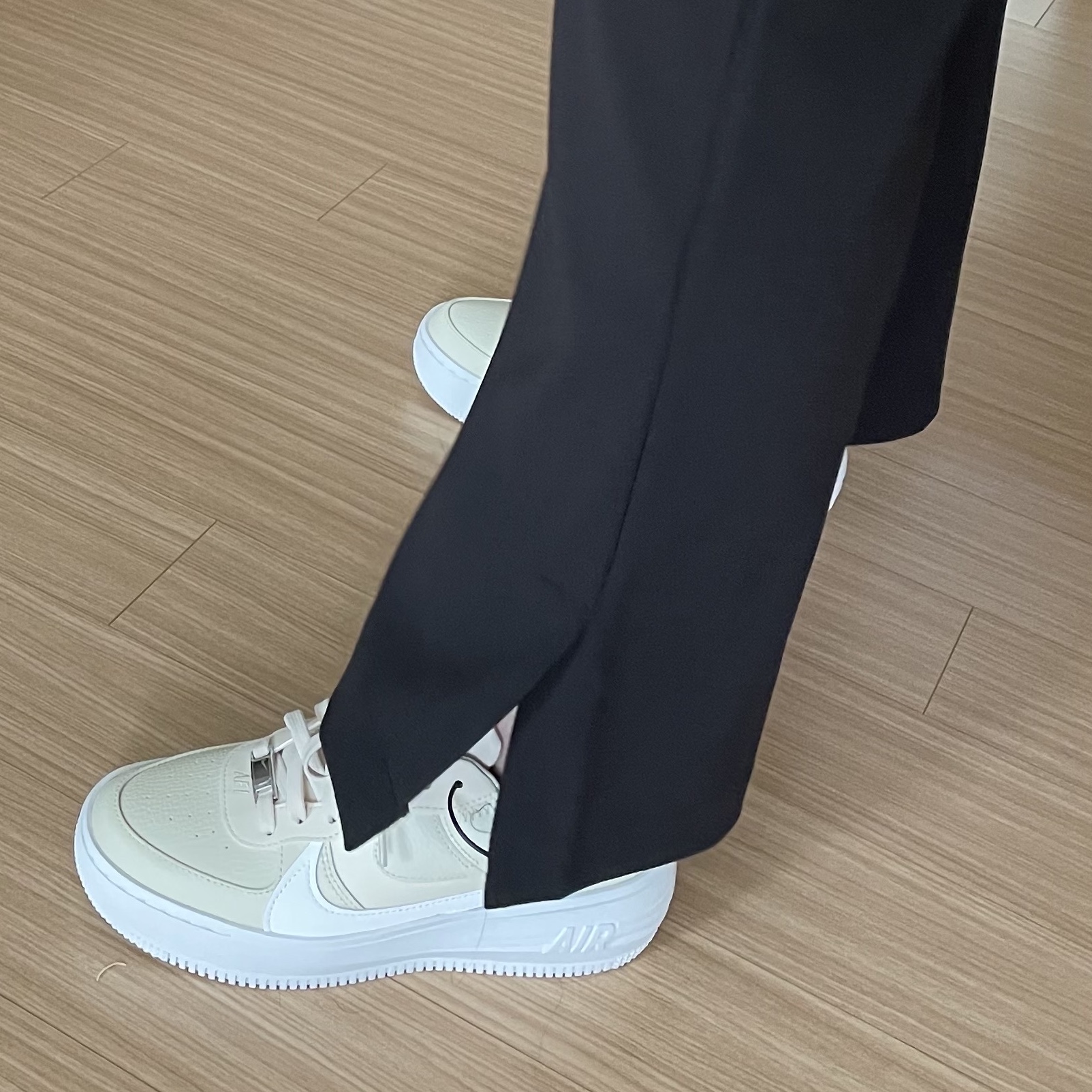 (W) Nike Air Force 1 PLT.AF.ORM Fossil and White 착용 스타일