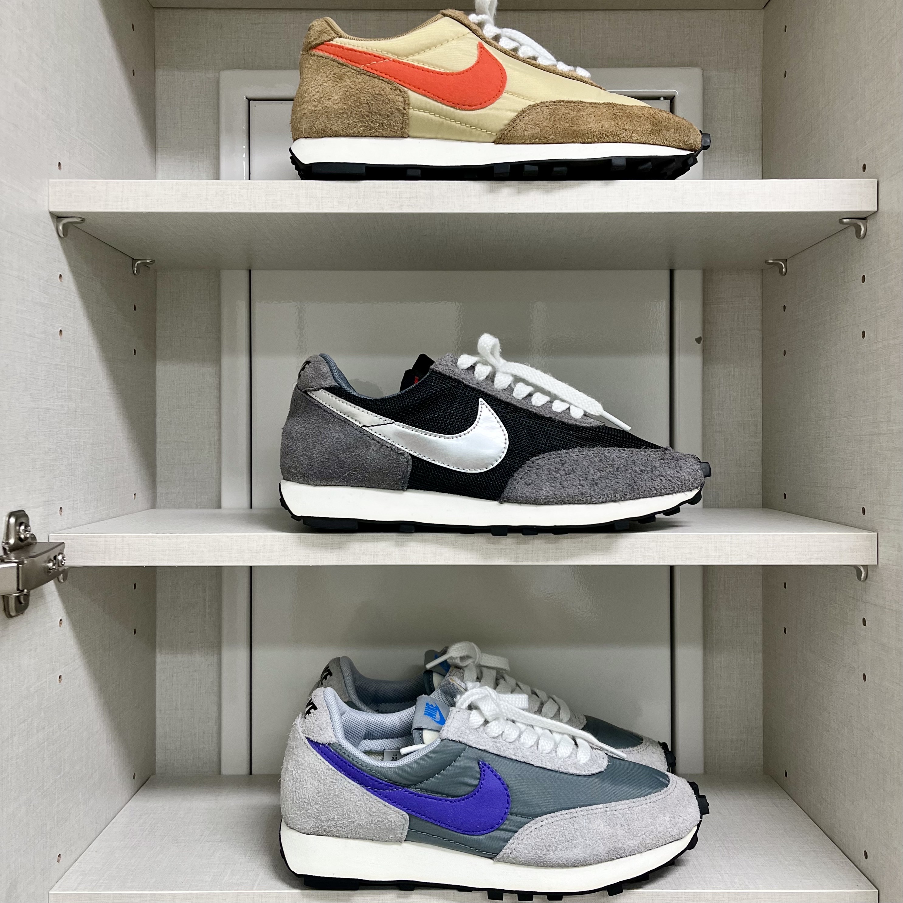 Nike Daybreak SP Vegas Gold College Orange, Nike Daybreak SP Black Metallic Silver 착용 스타일