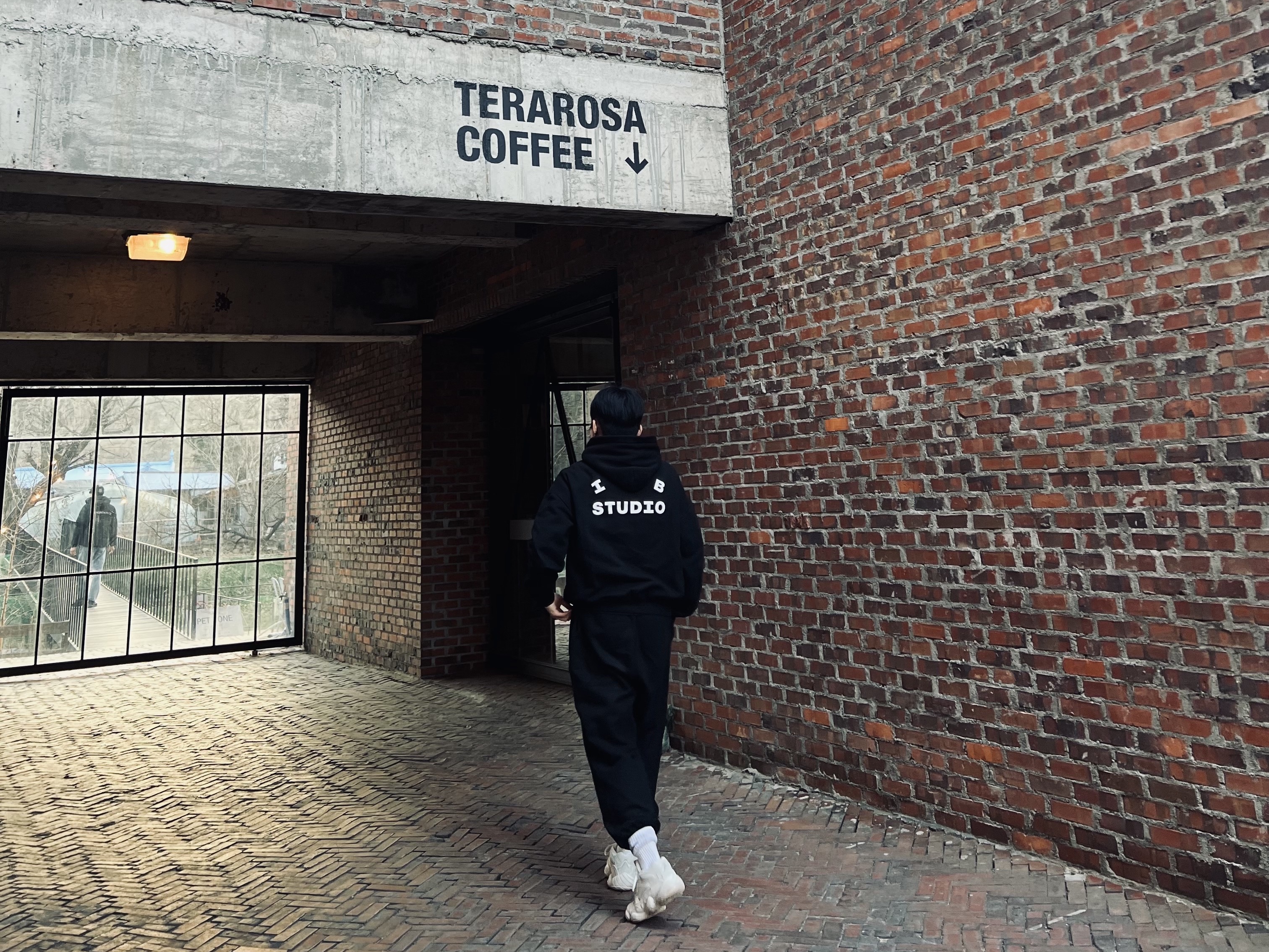 Adidas Yeezy 500 Bone White, IAB Studio Hoodie Black White 착용 스타일