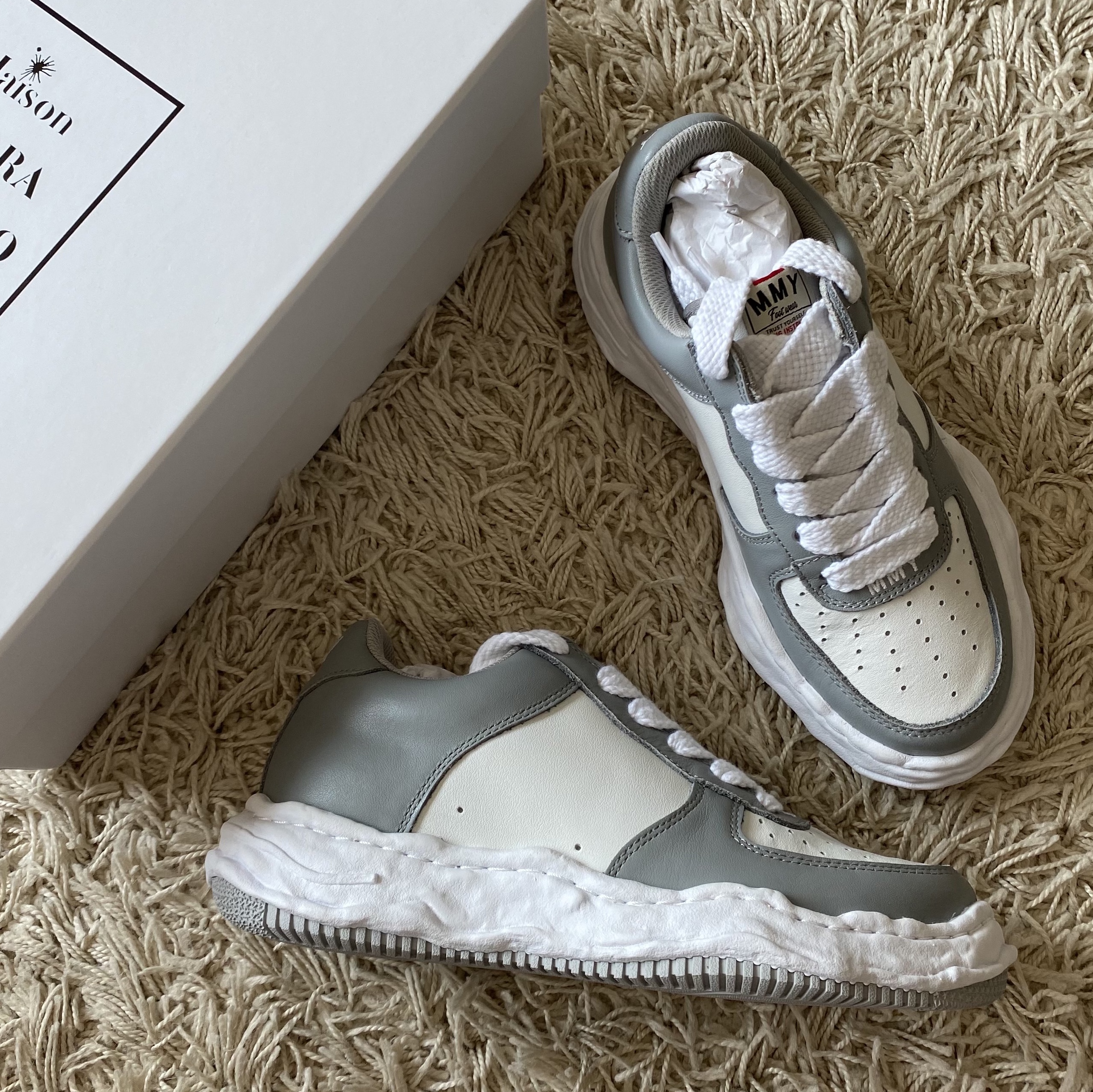 Maison Mihara Yasuhiro Wayne OG Sole Leather Low-top Sneakers Gray White 착용 스타일