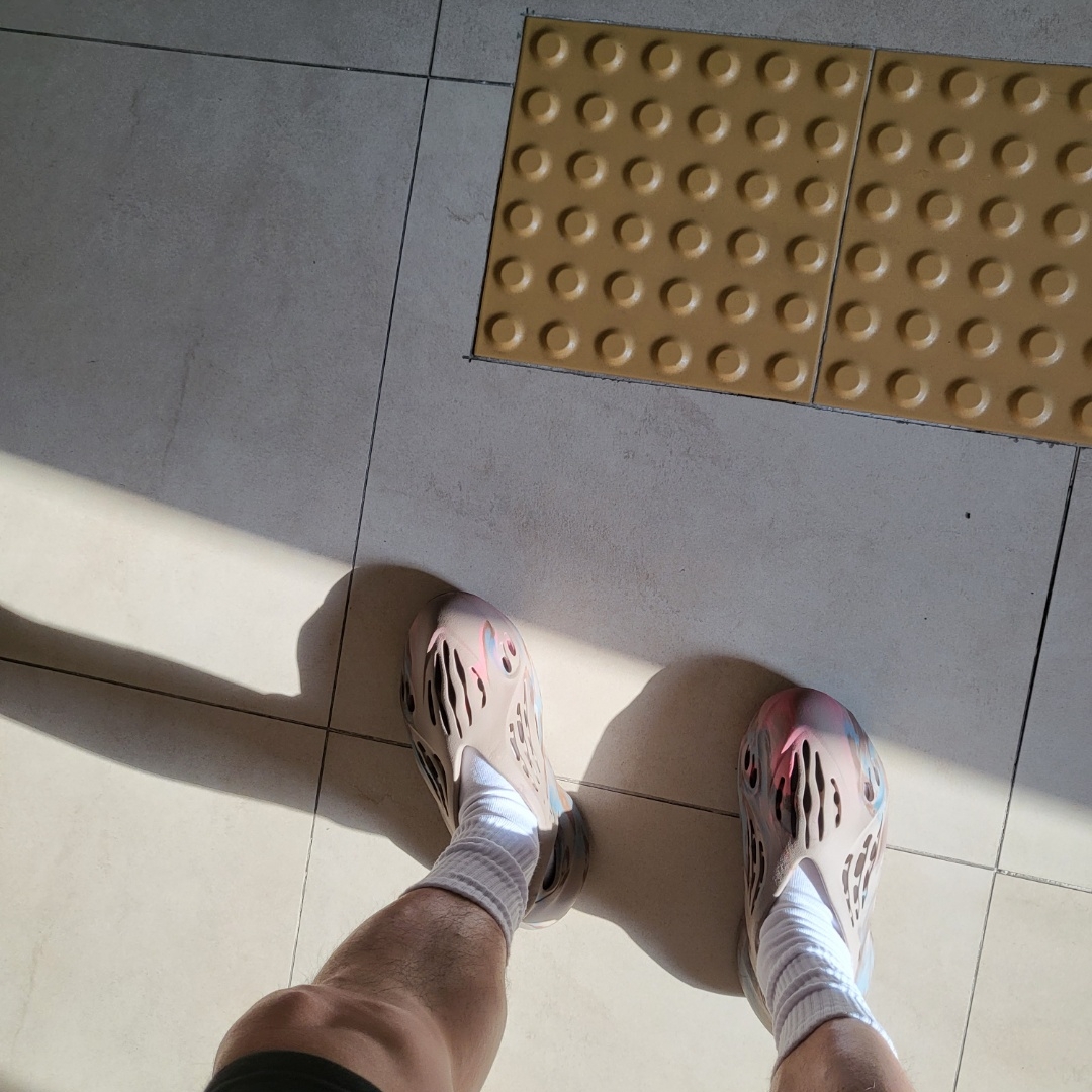 Adidas Yeezy Foam RNNR MX Sand Grey 착용 스타일