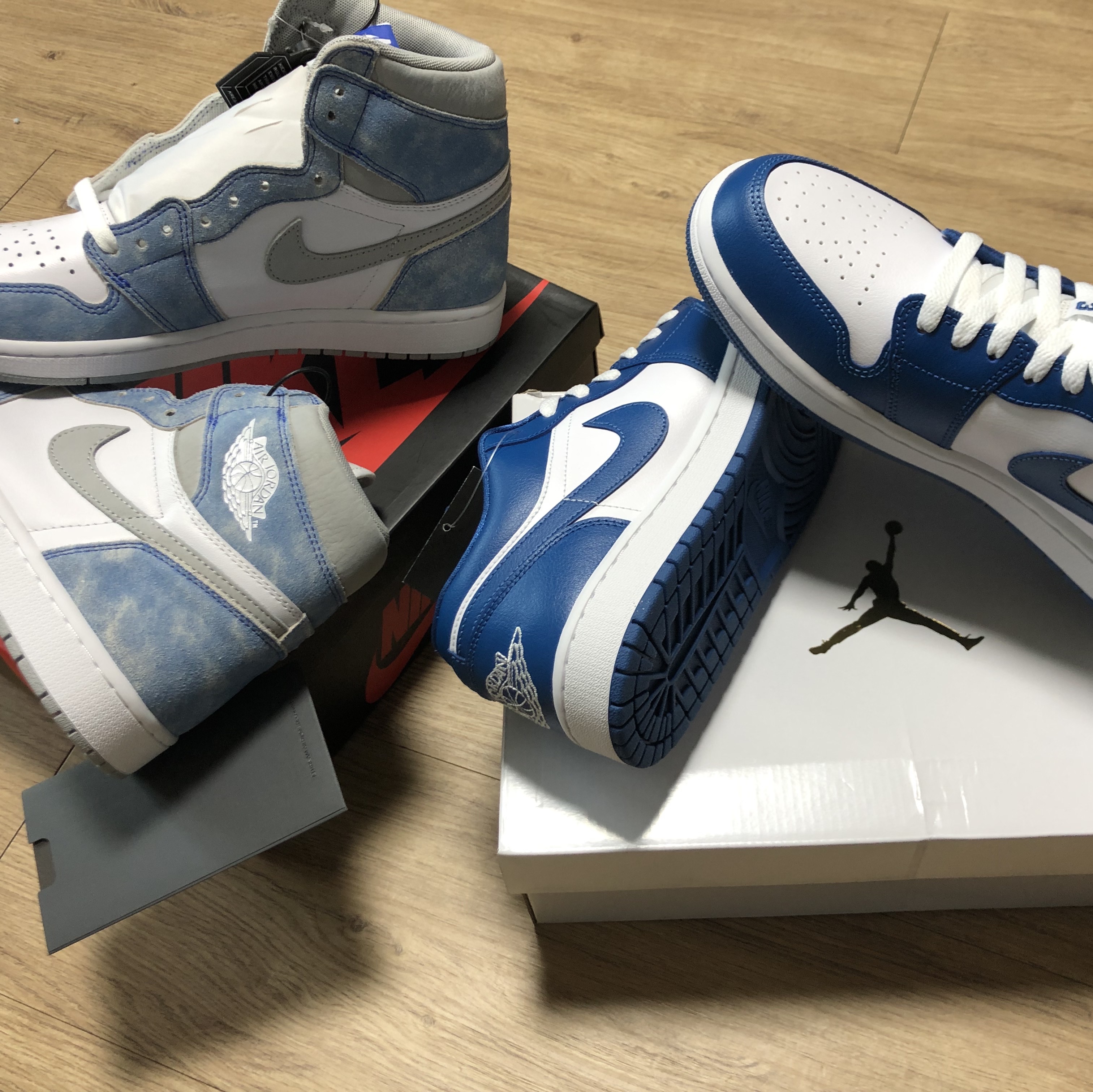 (W) Jordan 1 Low White Dark Marina Blue, Jordan 1 Retro High OG Hyper Royal 착용 스타일 - 1