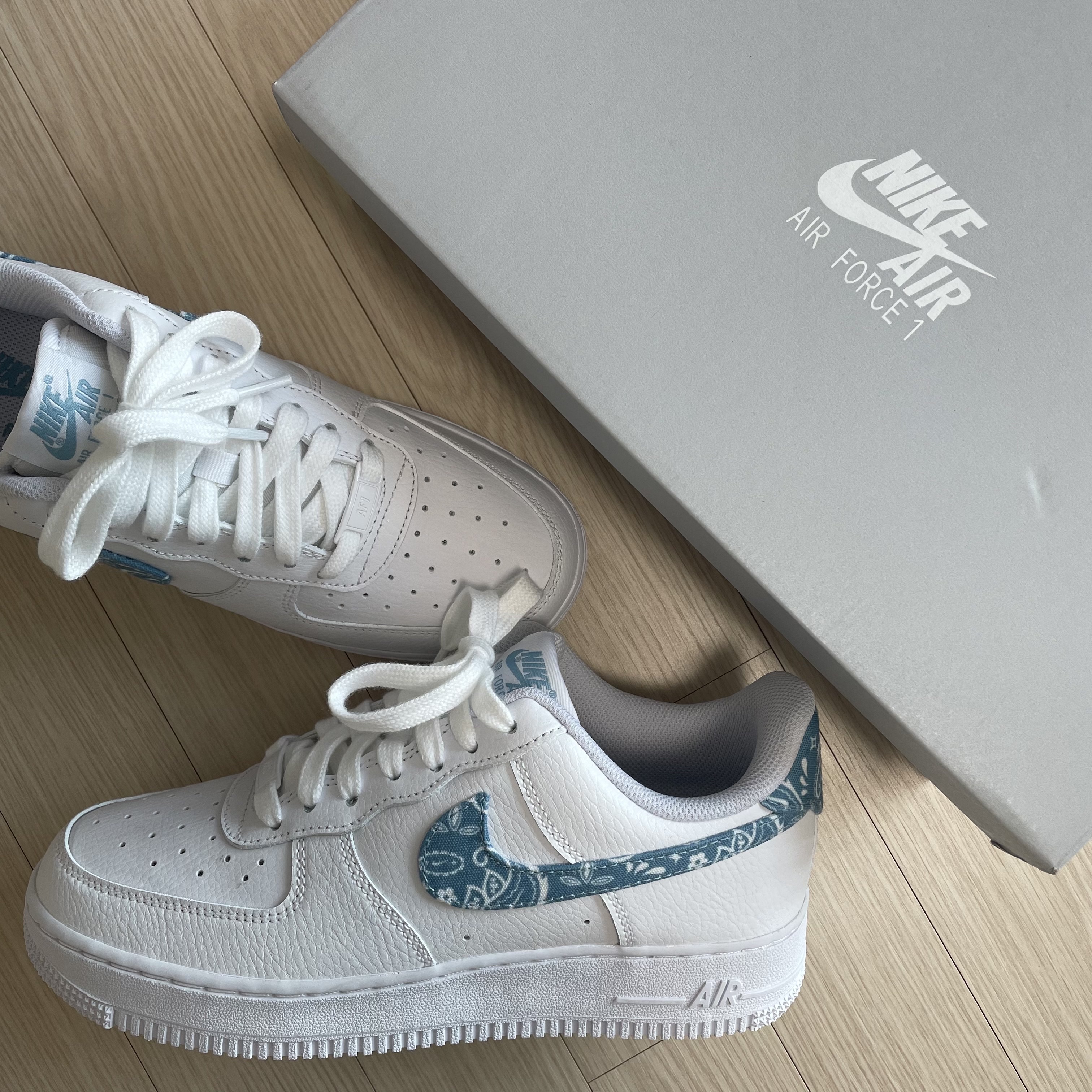 (W) Nike Air Force 1 '07 Essential Paisley Swoosh White Worn Blue 착용 스타일