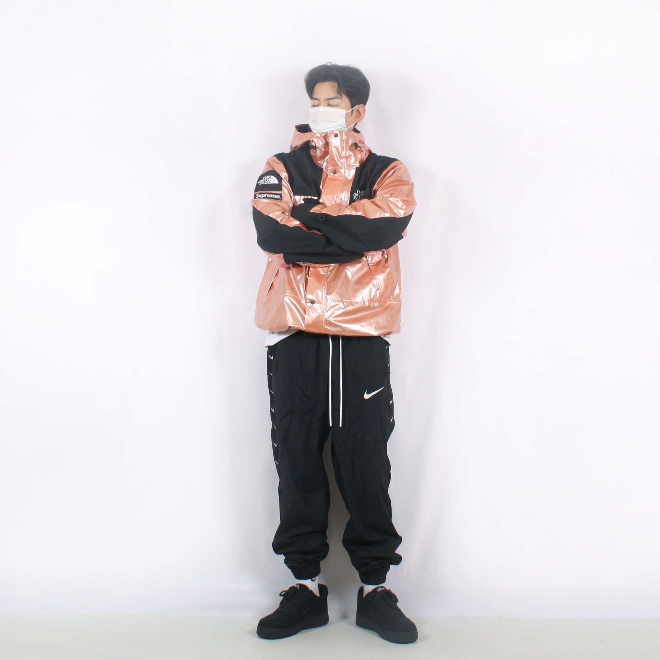 Supreme x The North Face Metallic Mountain Parka Rose Gold - 18SS, Nike x Stussy Air Force 1 Low Triple Black 착용 스타일