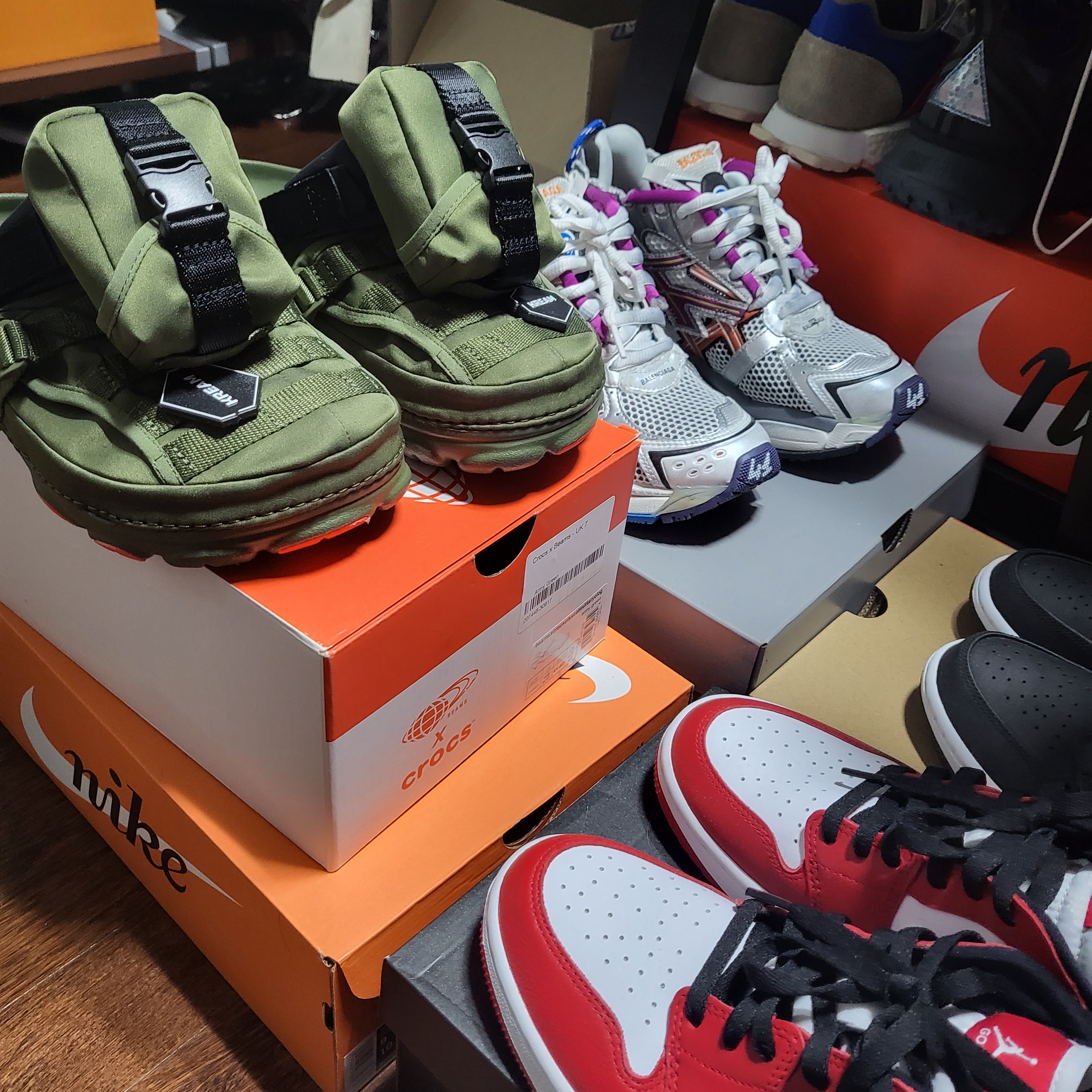 Crocs x Beams Classic All Terrain MA-1 Jacket Clog Olive, Balenciaga Runner Sneakers Grey Burgundy 착용 스타일 - 1