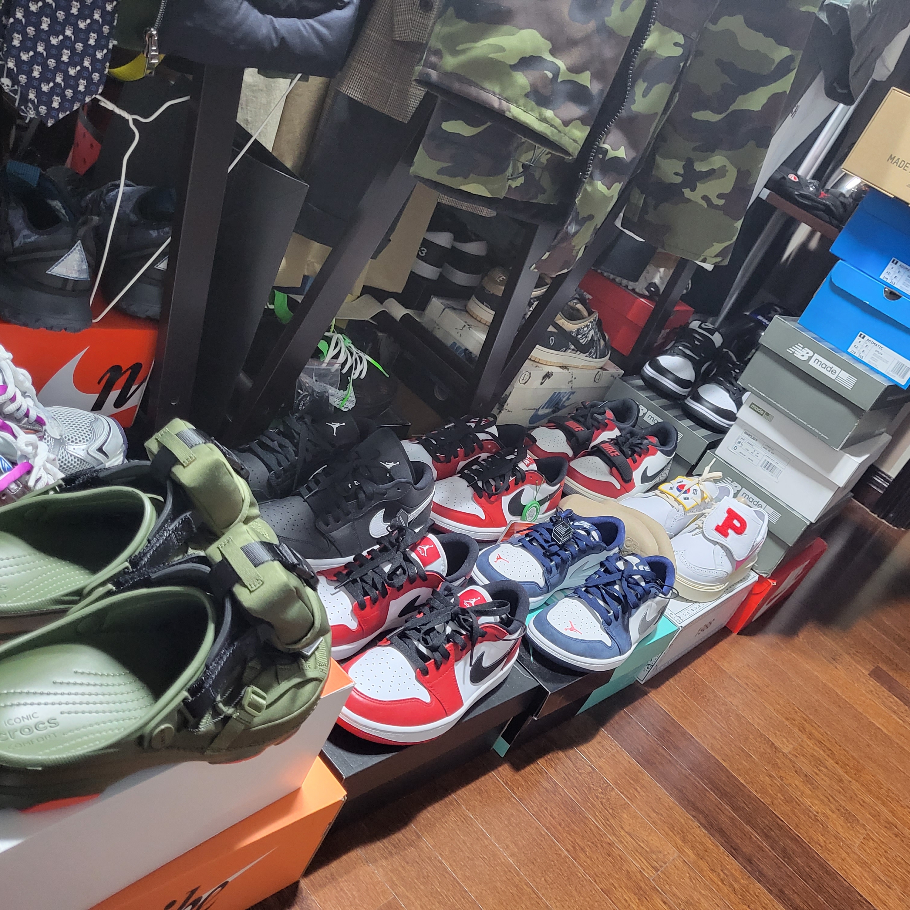 Crocs x Beams Classic All Terrain MA-1 Jacket Clog Olive, Balenciaga Runner Sneakers Grey Burgundy 착용 스타일 - 2