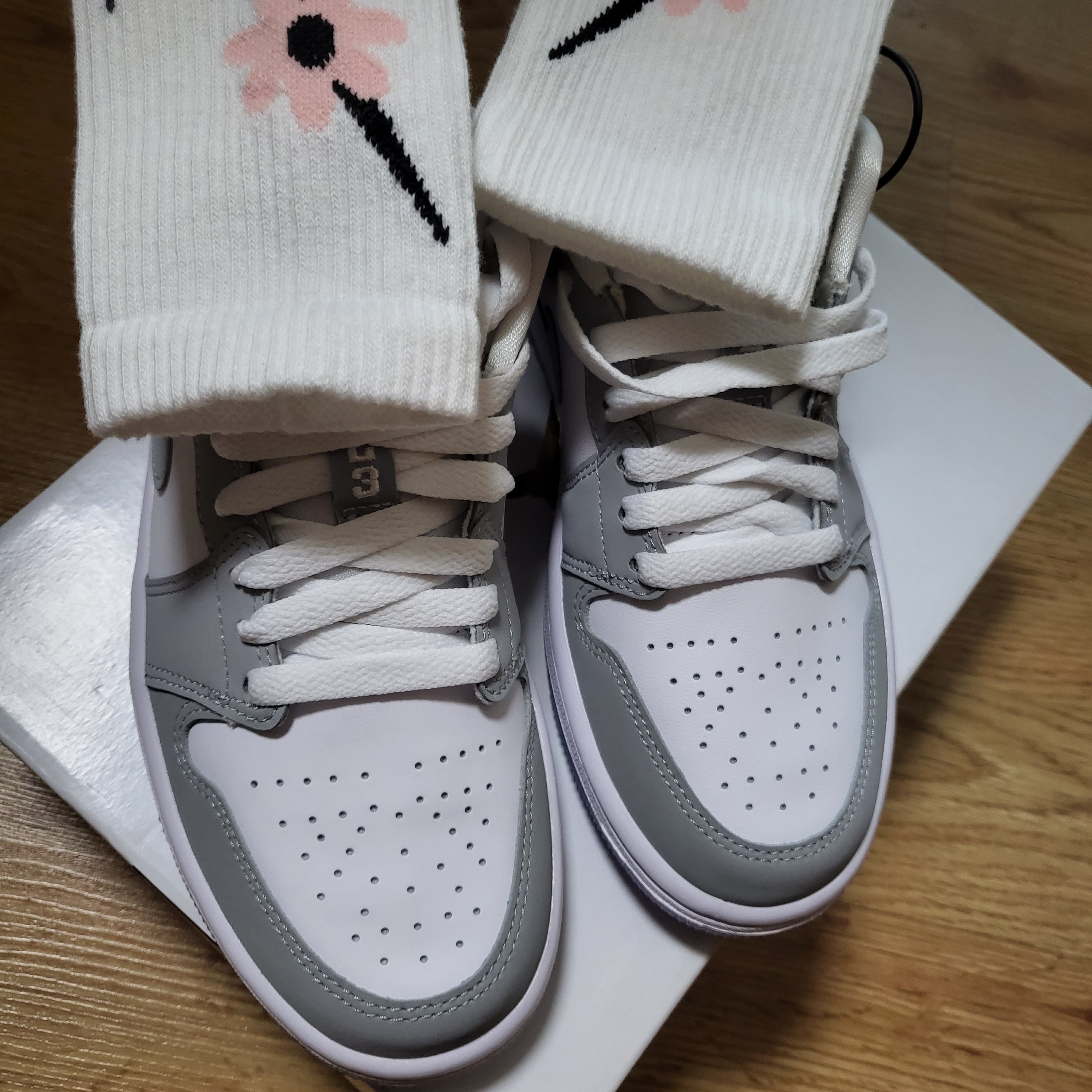 (W) Jordan 1 Low White Wolf Grey 착용 스타일 - 1