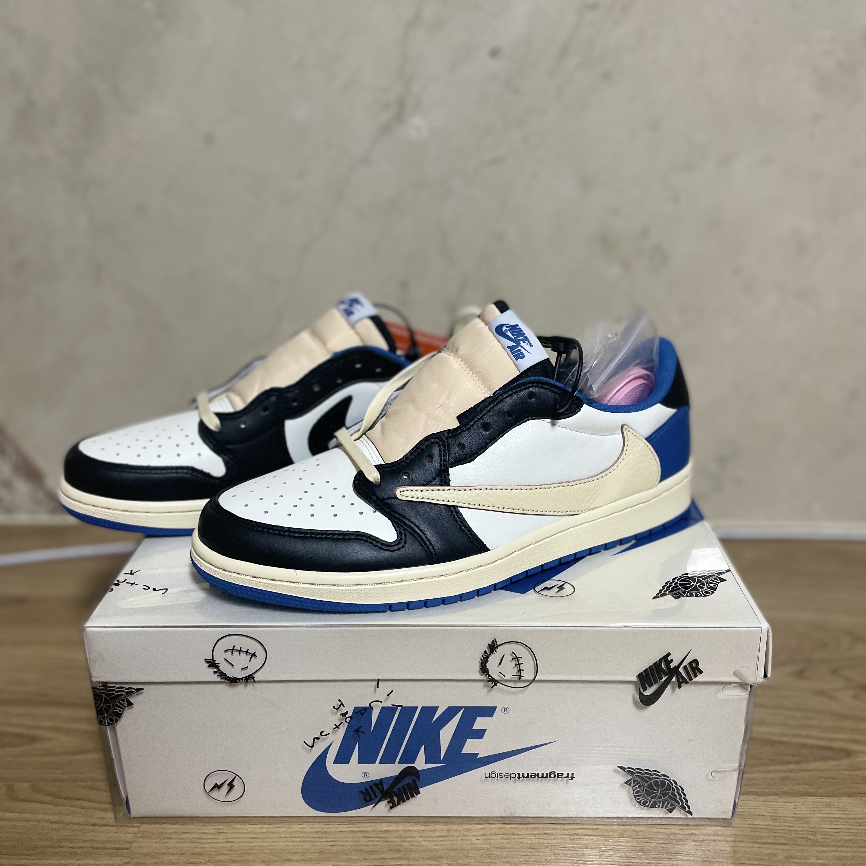 Jordan 1 x Travis Scott x Fragment Retro Low OG SP Military Blue 착용 스타일 - 1
