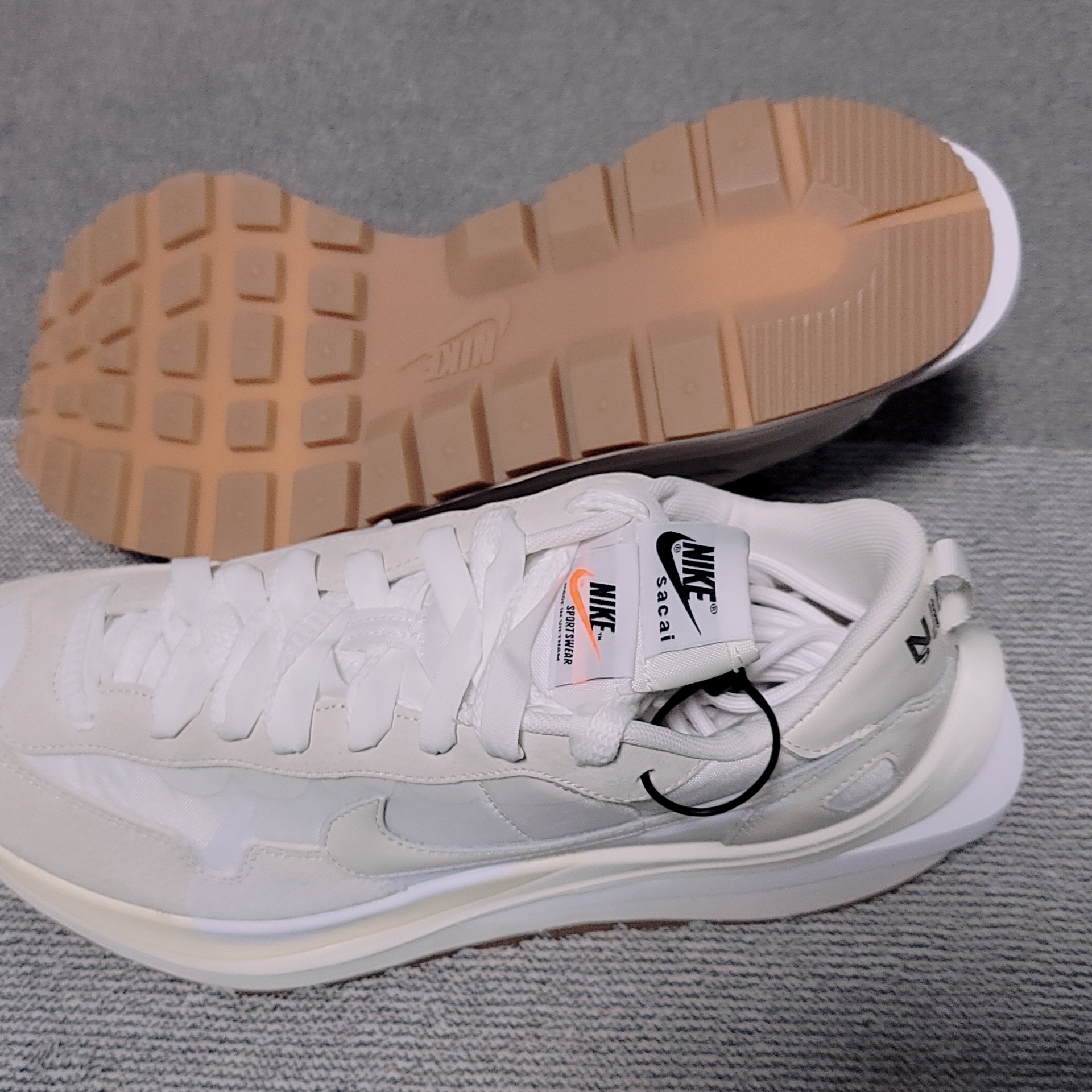 Nike x Sacai VaporWaffle White and Gum 착용 스타일 - 3