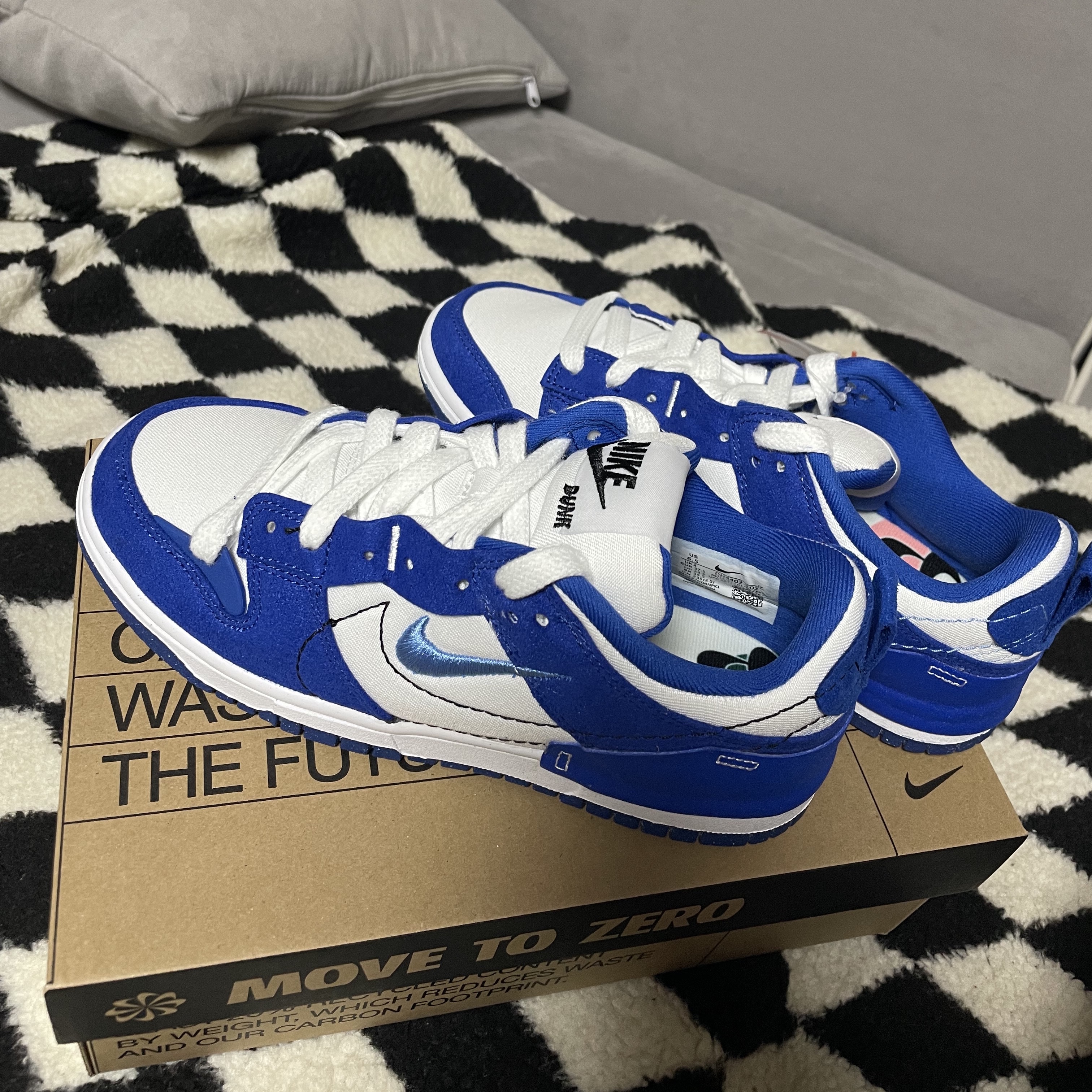 (W) Nike Dunk Low Disrupt 2 White and University Blue 착용 스타일 - 1