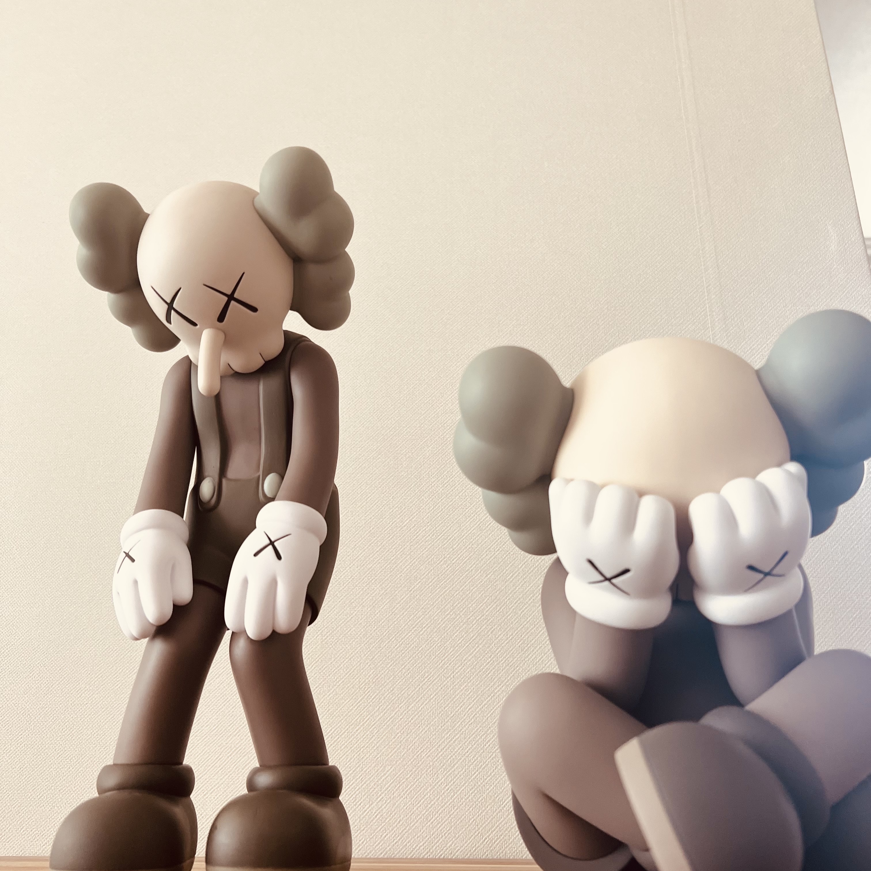 Kaws Separated Vinyl Figure Brown, Kaws Small Lie Companion Vinyl Figure Brown 착용 스타일 - 1