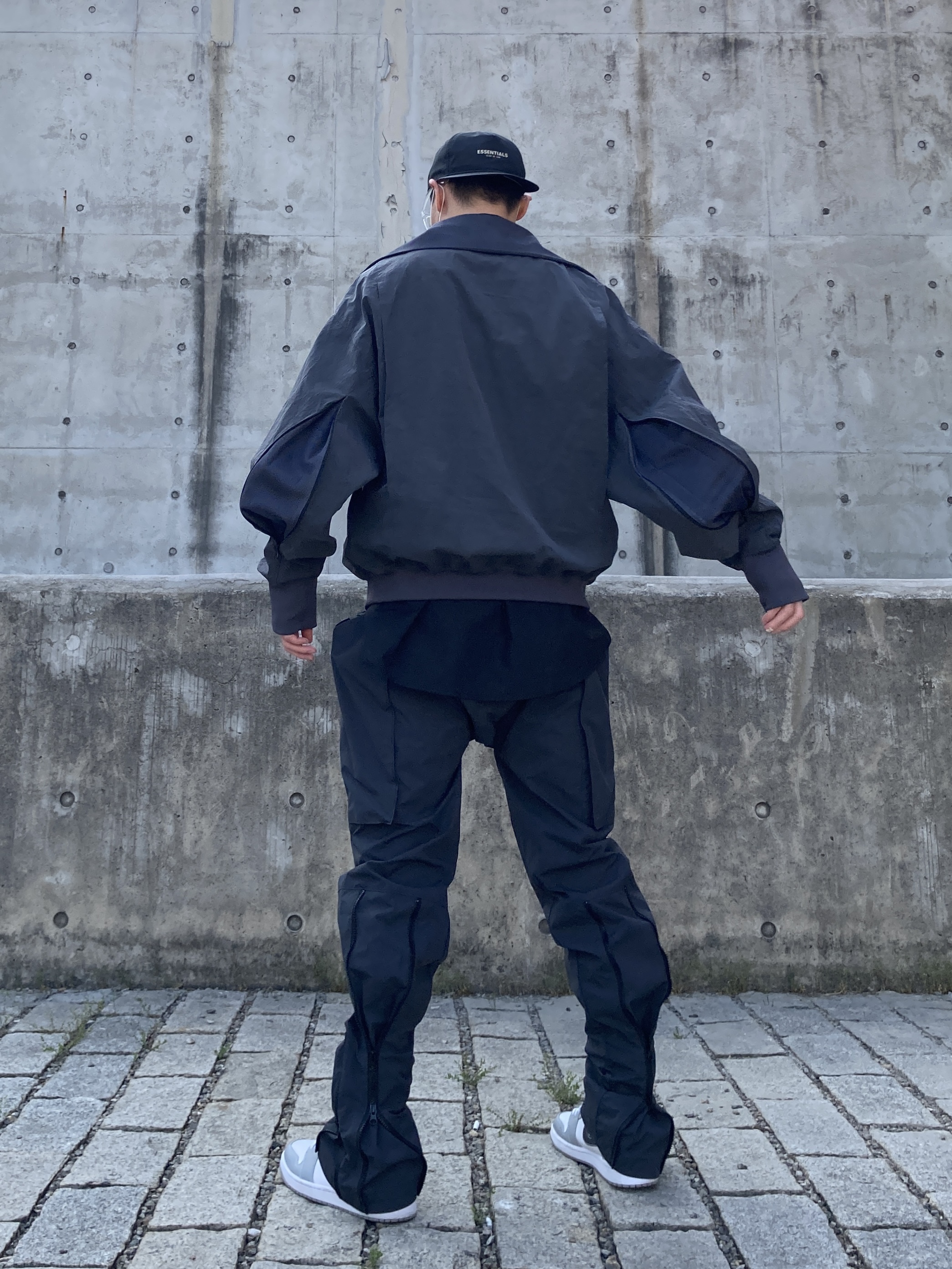 Jordan 1 Mid Light Smoke Grey Anthracite, Essentials x New Era Retro Crown Strapback Black 착용 스타일 - 4