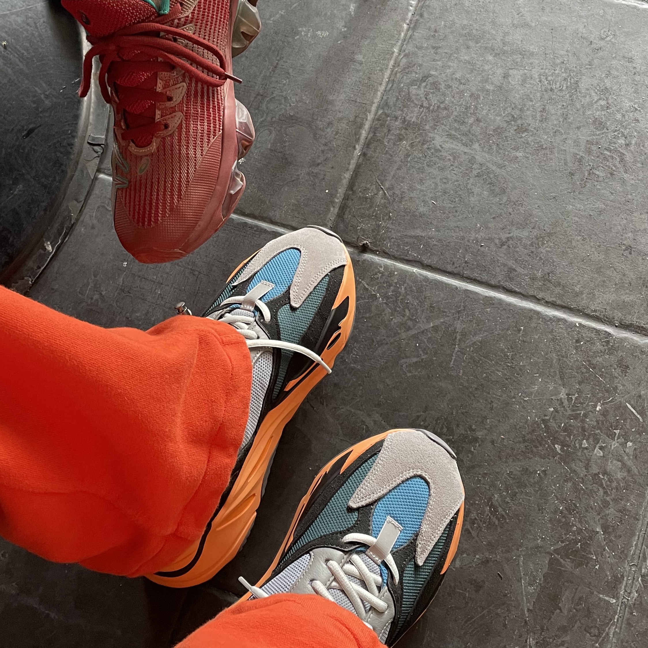 Adidas Yeezy Boost 700 Wash Orange, Asics x Kiko Kostadinov Gel-Quantum Levitrack Fired Brick 착용 스타일 - 2