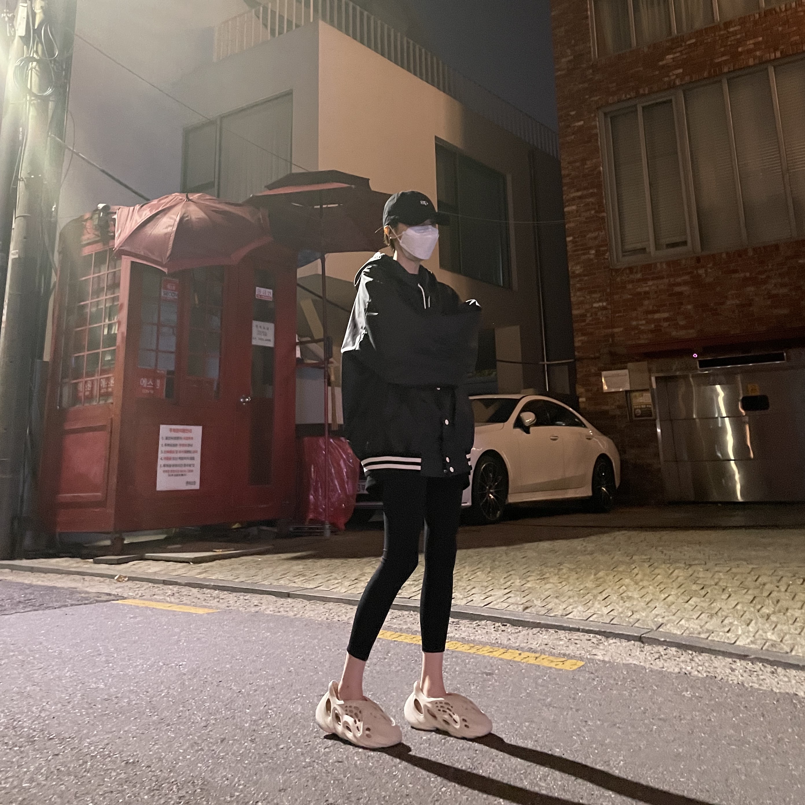 Adidas Yeezy Foam RNNR Sand 착용 스타일 - 1