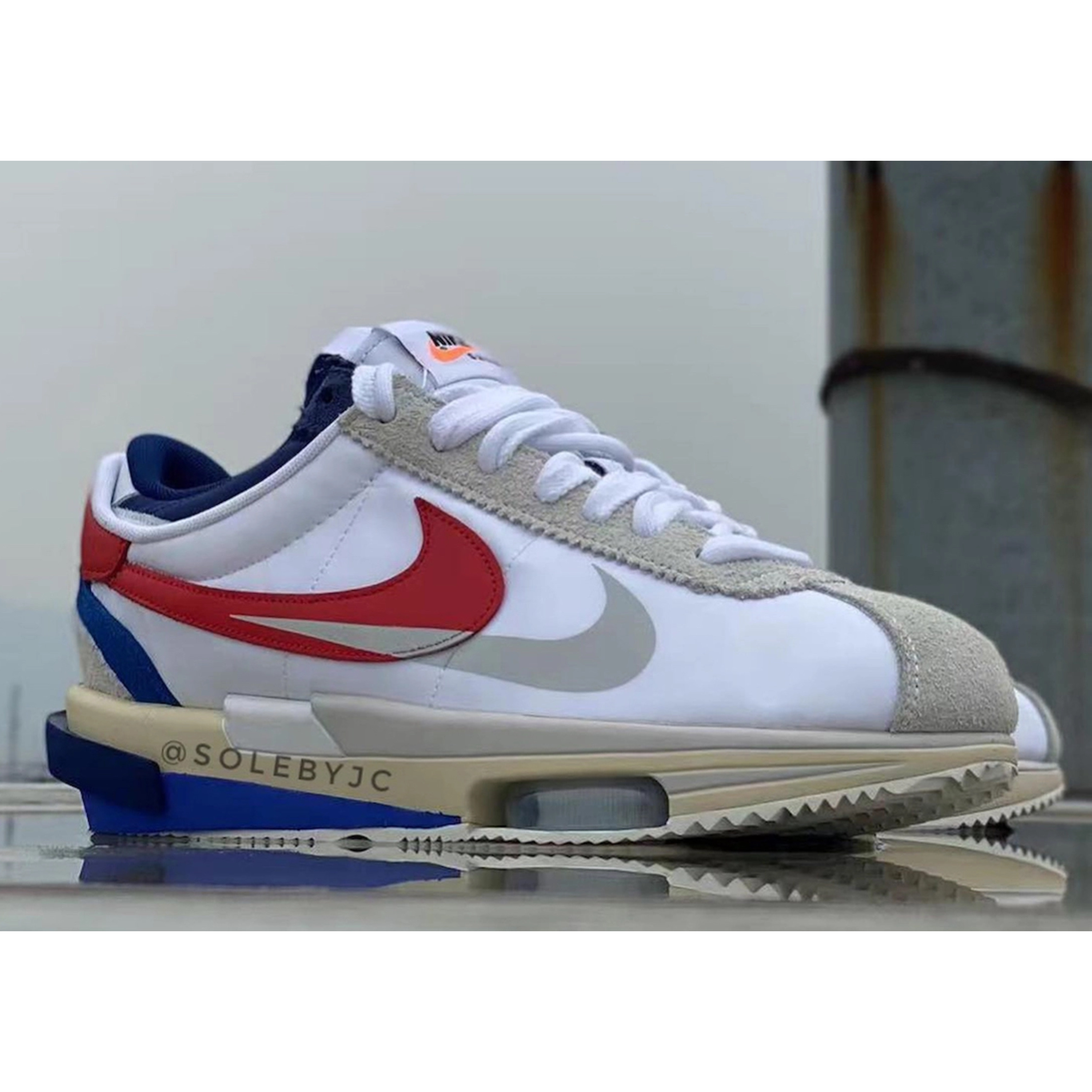 Nike x Sacai Zoom Cortez SP White and University Red 착용 스타일 - 3