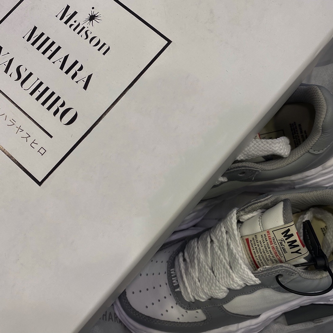 Maison Mihara Yasuhiro Wayne OG Sole Leather Low-top Sneakers Gray White 착용 스타일
