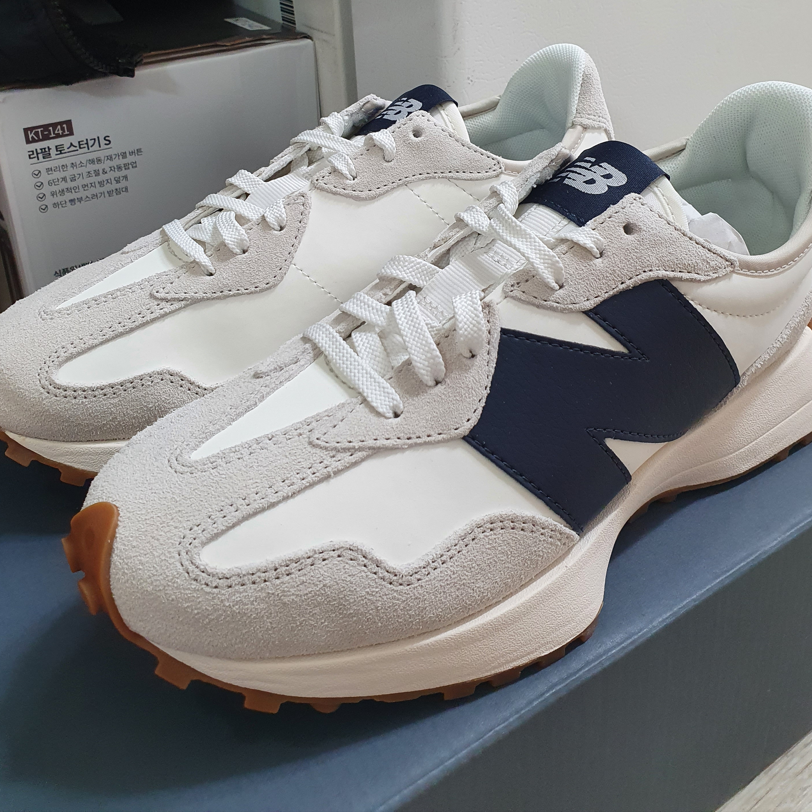 (W) New Balance 327 Beige Gum 착용 스타일