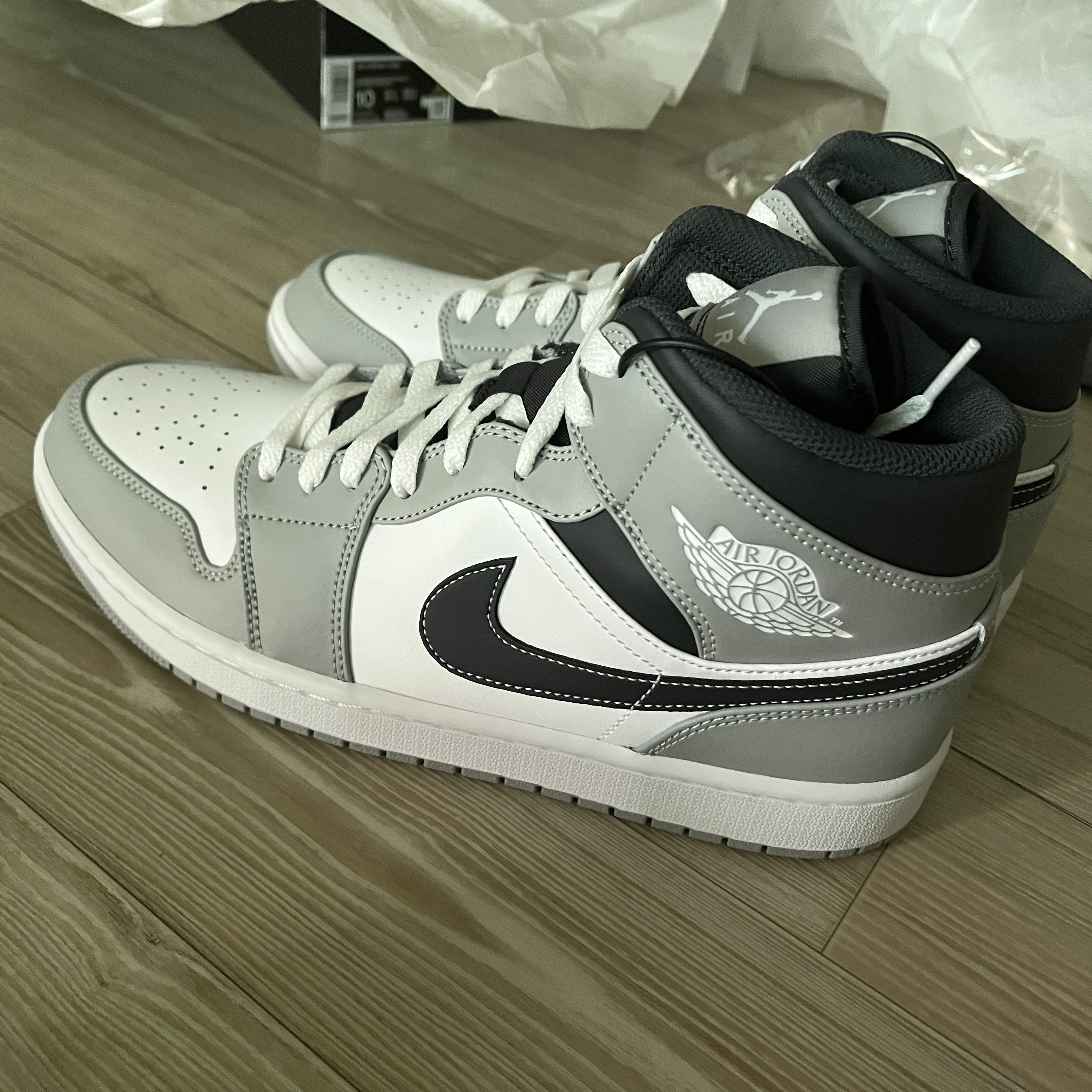 Jordan 1 Mid Light Smoke Grey Anthracite 착용 스타일 - 1