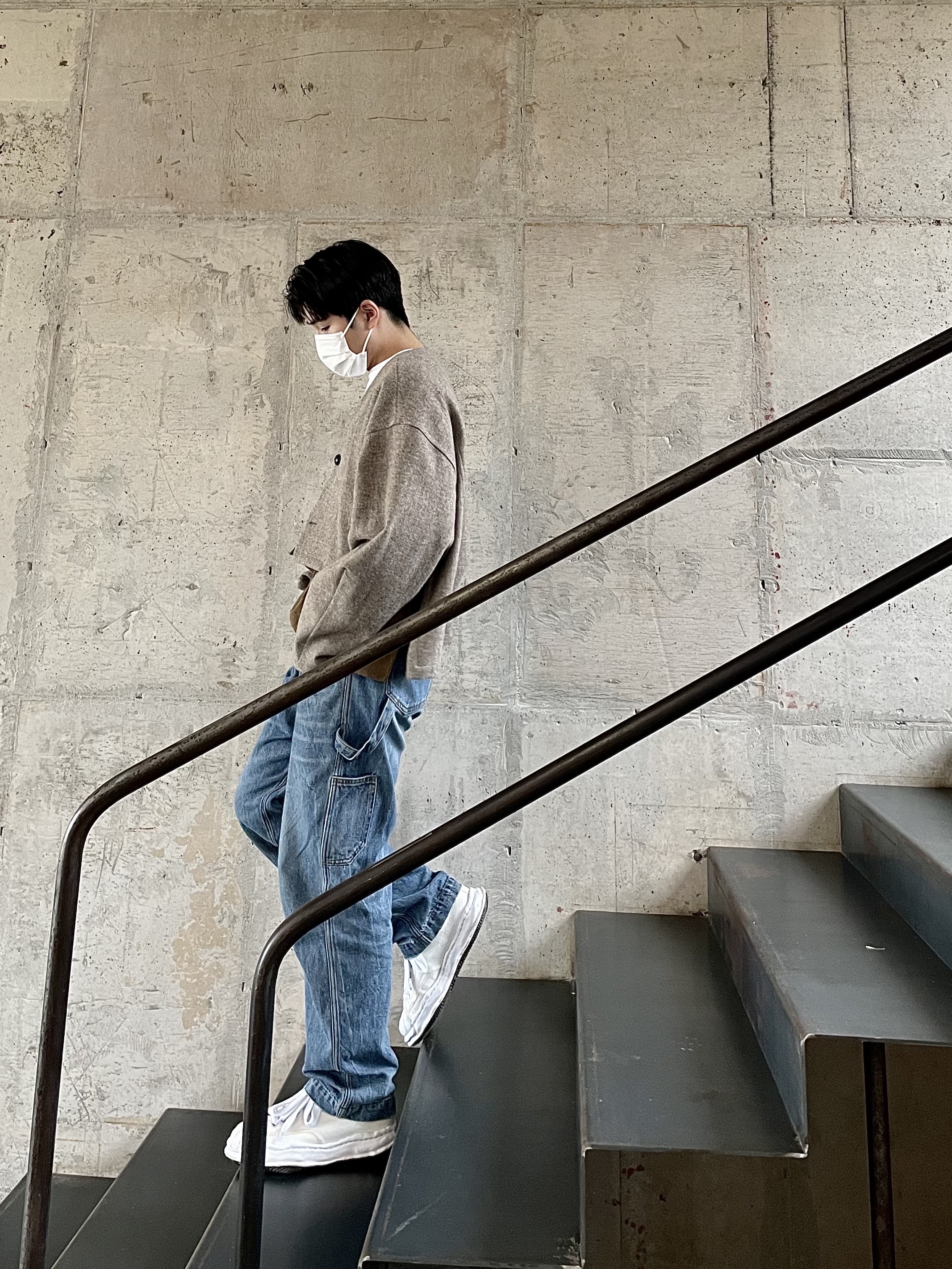Maison Mihara Yasuhiro Blakey OG Sole Canvas Low-top Sneakers White 착용 스타일 - 3