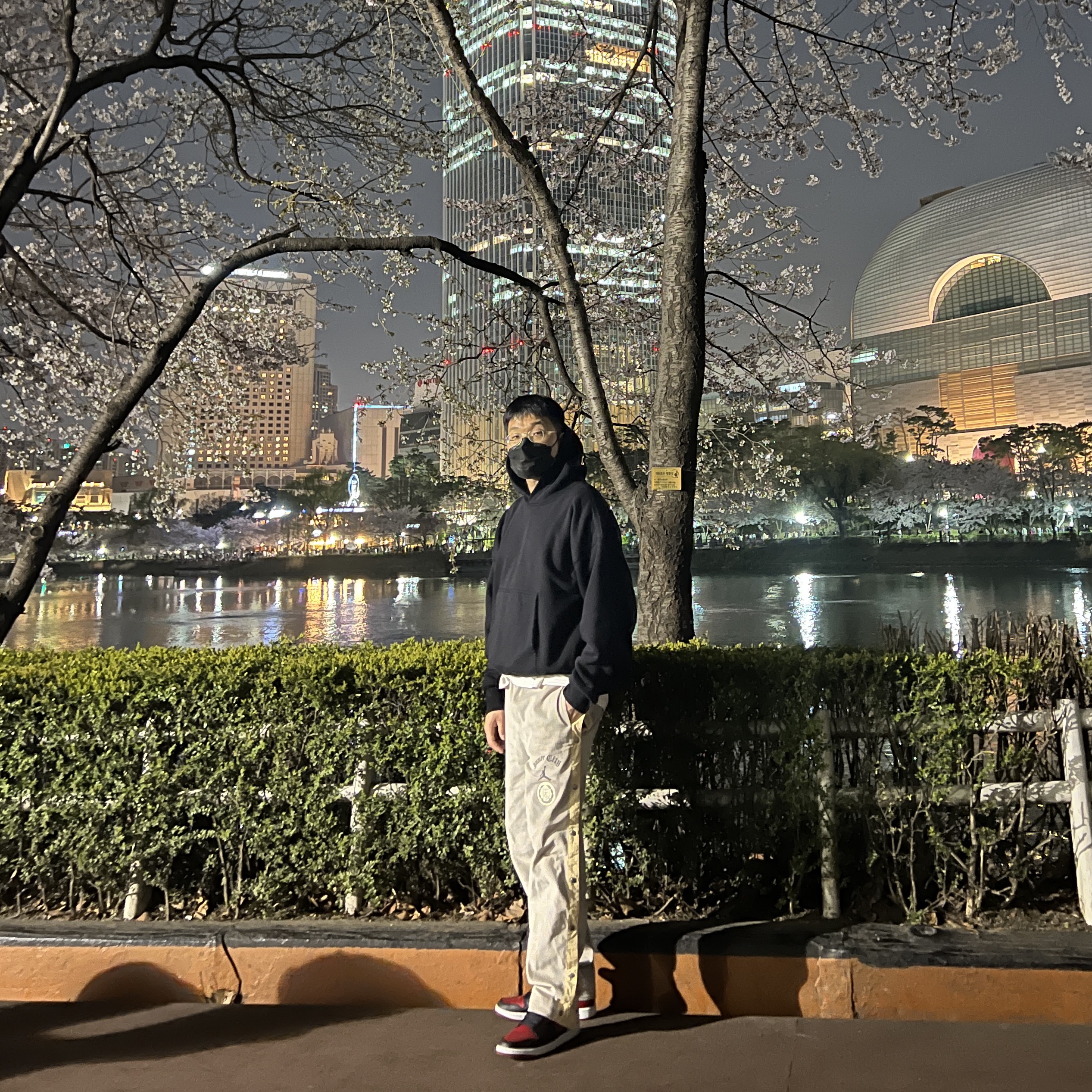 Yeezy Gap Hoodie Black, Jordan x Russell Westbrook Honor the Gift Pants - US/EU 착용 스타일 - 1