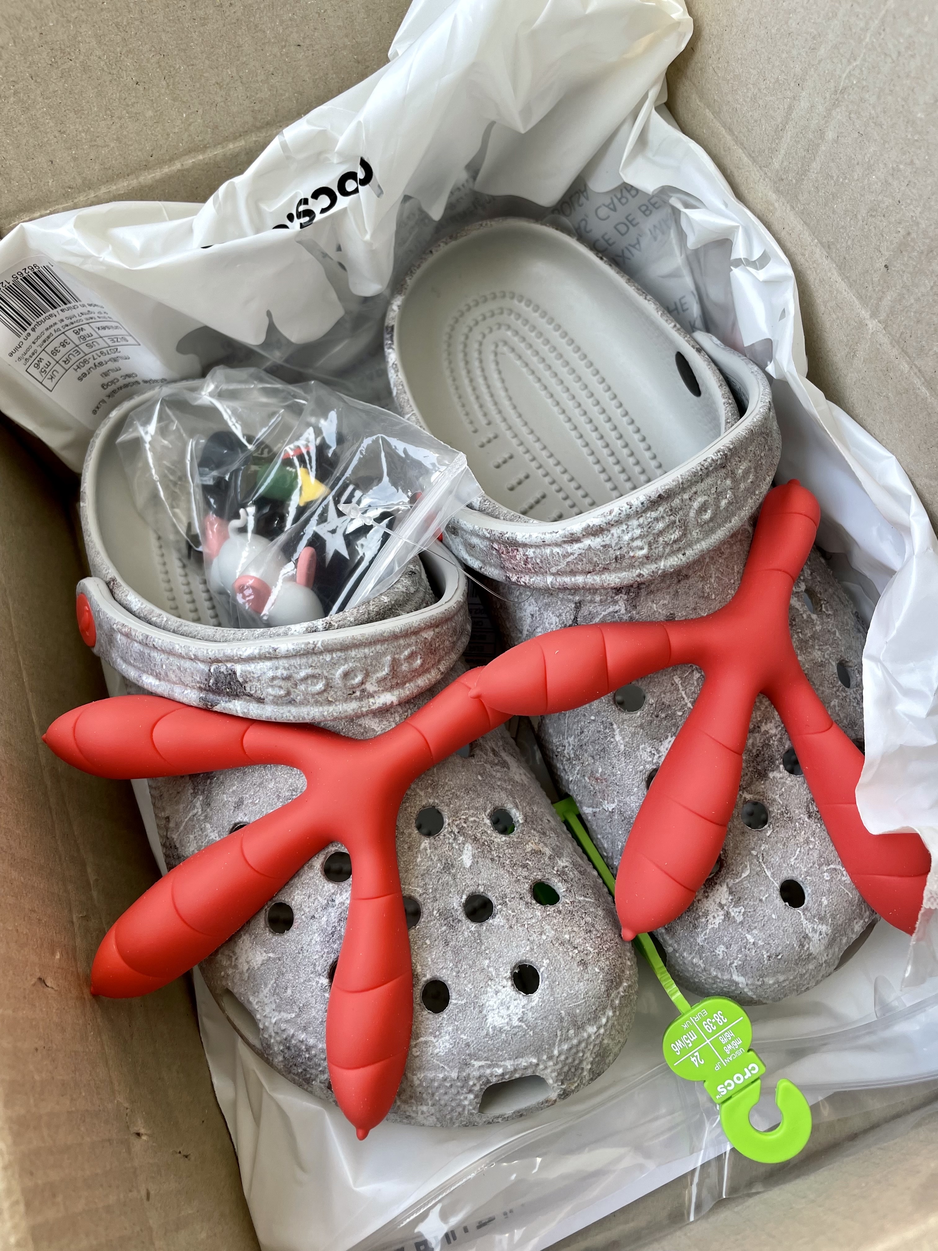 Crocs x Staple Classic Clog Grey Red 착용 스타일