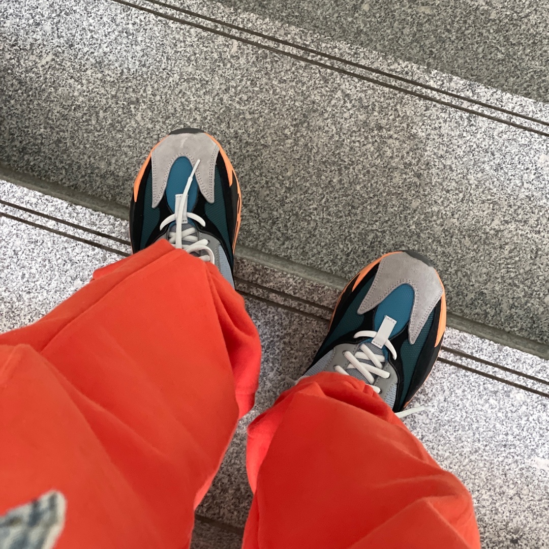 Adidas Yeezy Boost 700 Wash Orange, Asics x Kiko Kostadinov Gel-Quantum Levitrack Fired Brick 착용 스타일 - 1