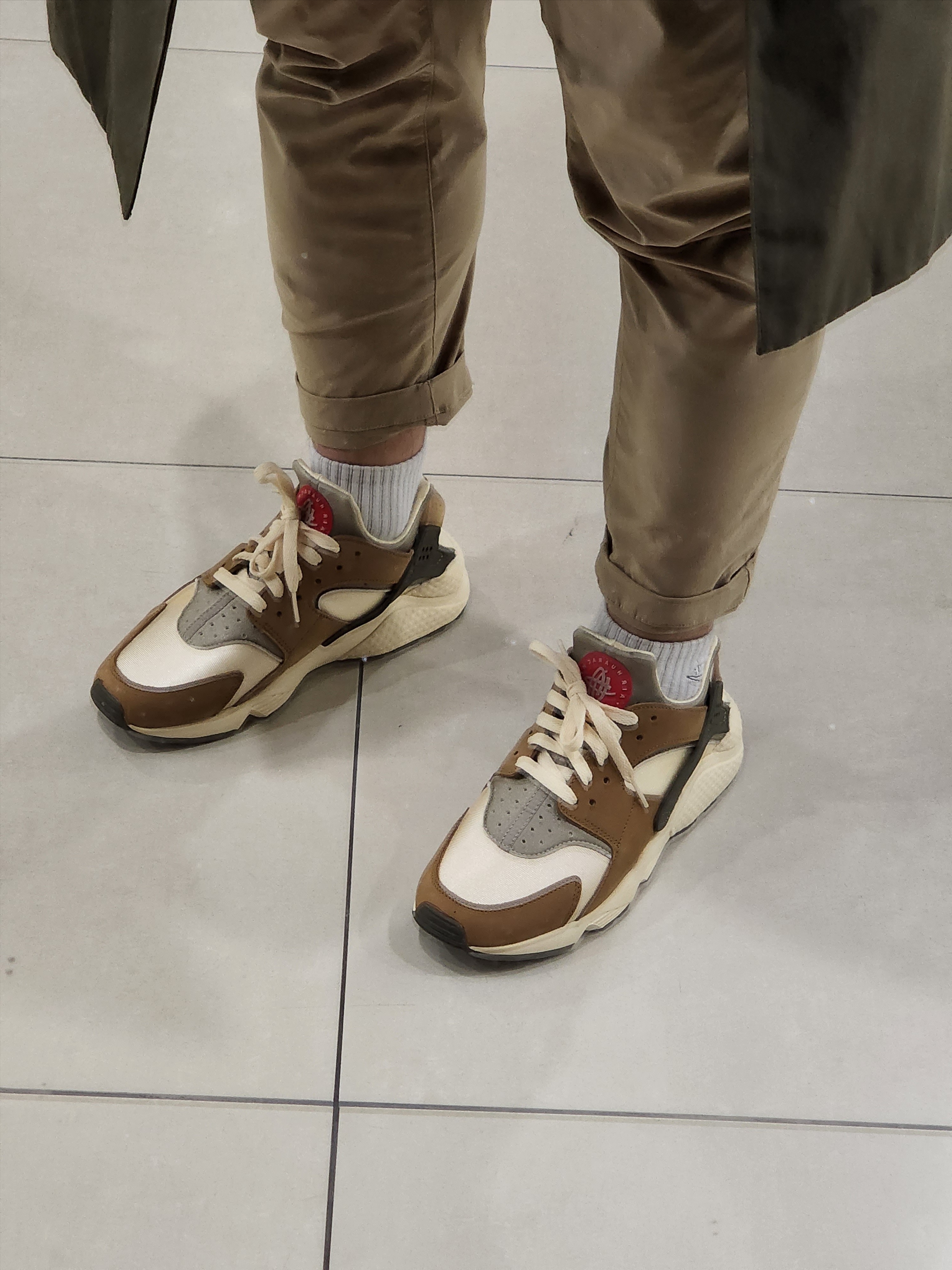 Nike x Stussy Air Huarache LE Desert Oak 착용 스타일 - 2