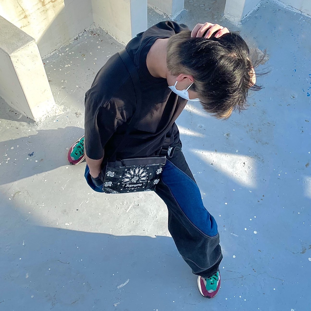 Supreme Bandana Tarp Side Bag Black - 21SS, Palace Tri-To-Help T-Shirt Baby Blue - 20FW 착용 스타일 - 2