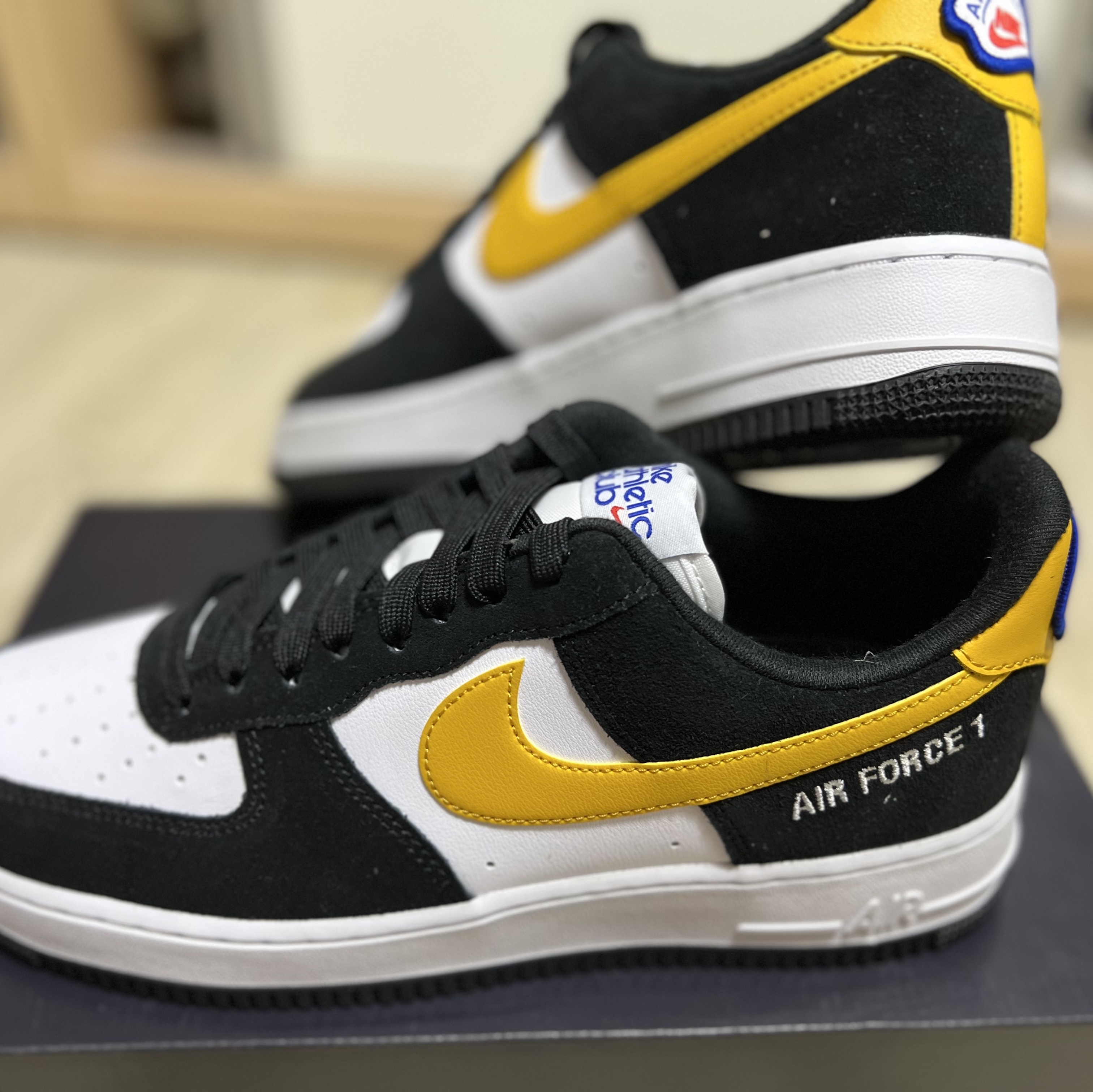 Nike Air Force 1 '07 LV8 Athletic Club Black Dark Sulfur 착용 스타일