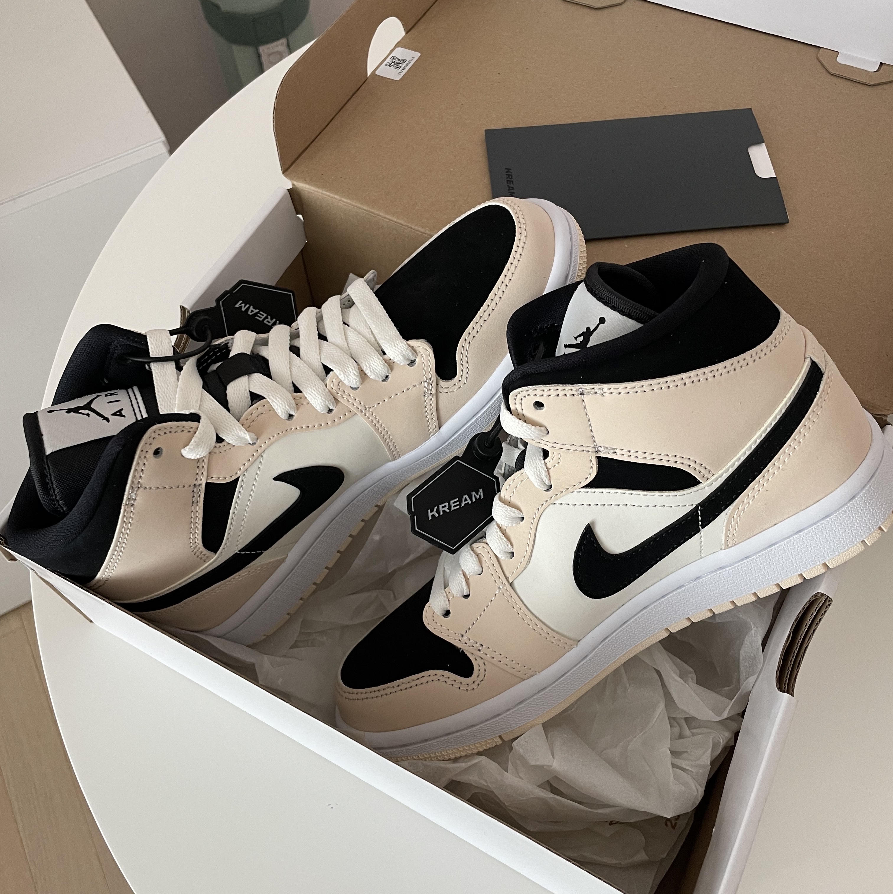 (W) Jordan 1 Mid Barely Orange 착용 스타일