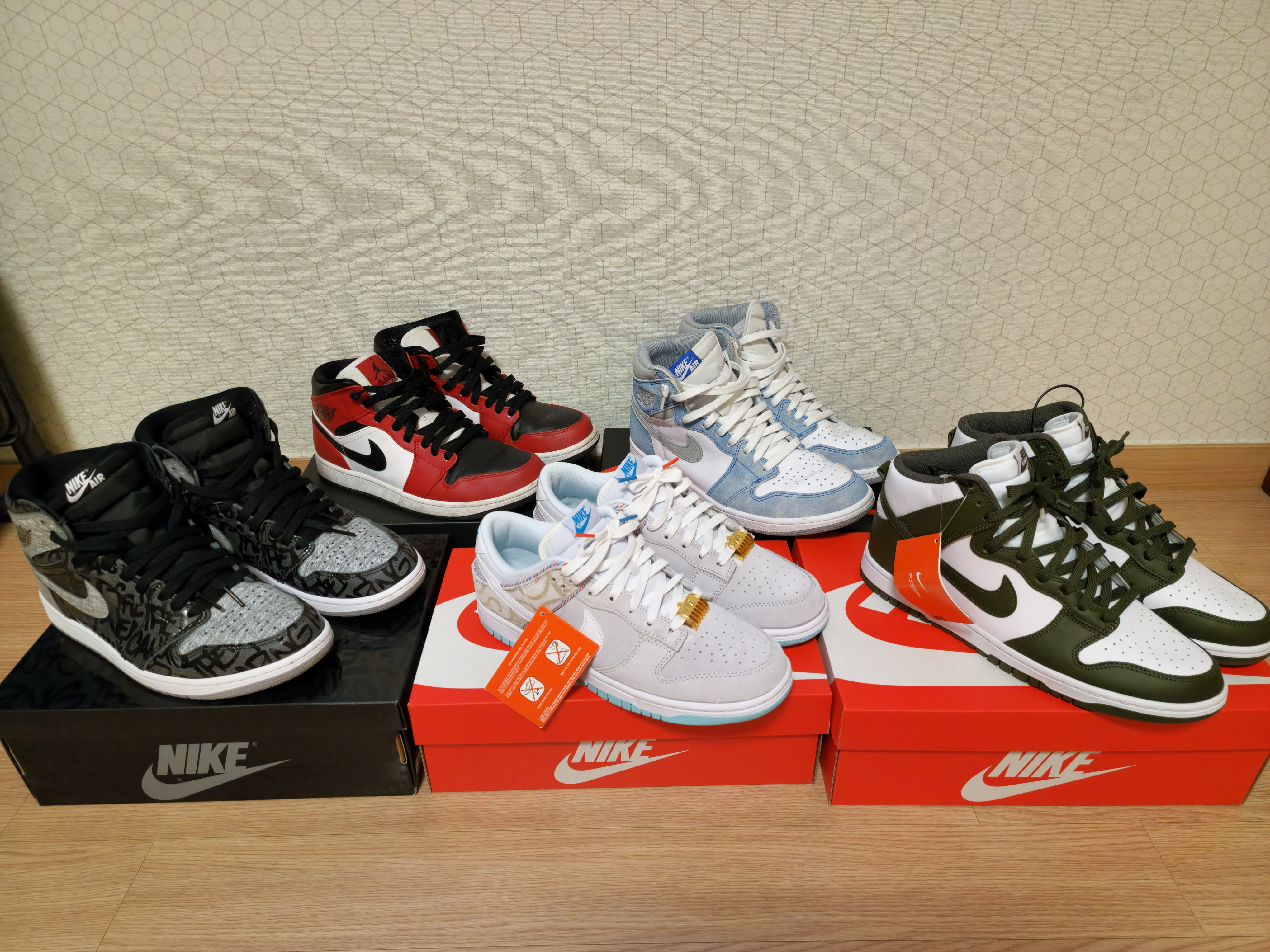 Jordan 1 Retro High OG Hyper Royal, Jordan 1 Mid Chicago Black Toe 착용 스타일