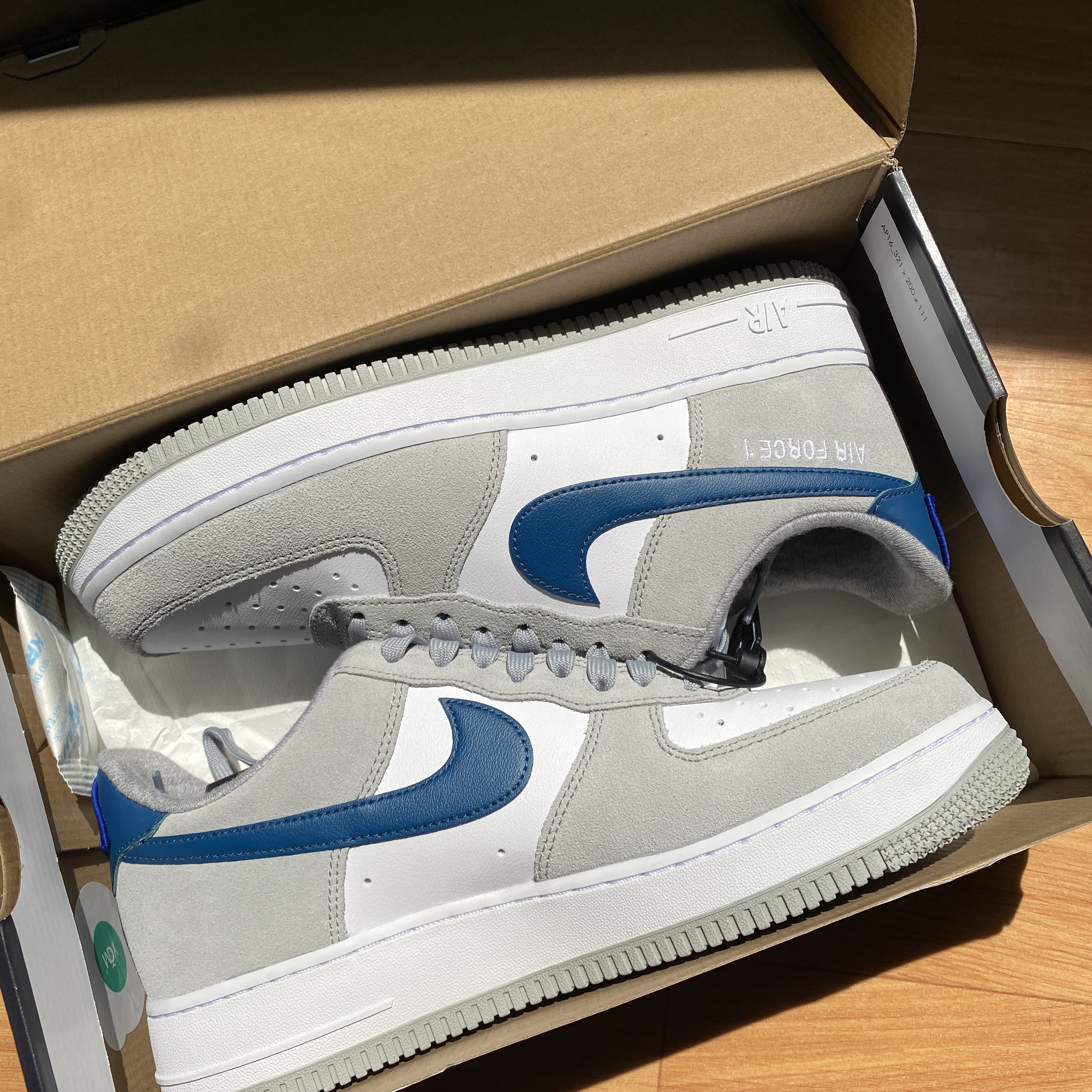Nike Air Force 1 '07 LV8 Athletic Club Light Smoke Grey Marina 착용 스타일