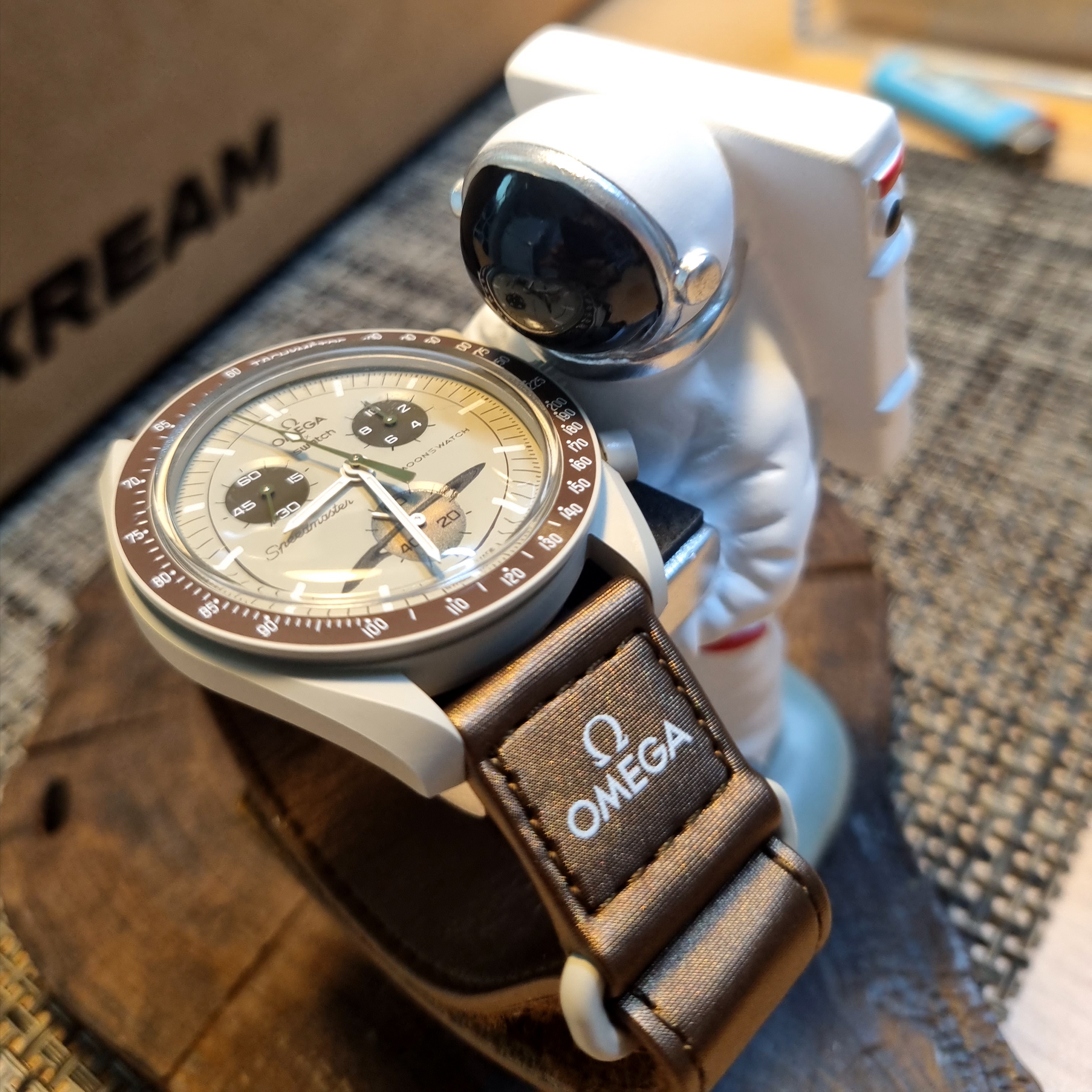 Swatch x Omega Bioceramic MoonSwatch Mission To Saturn 착용 스타일