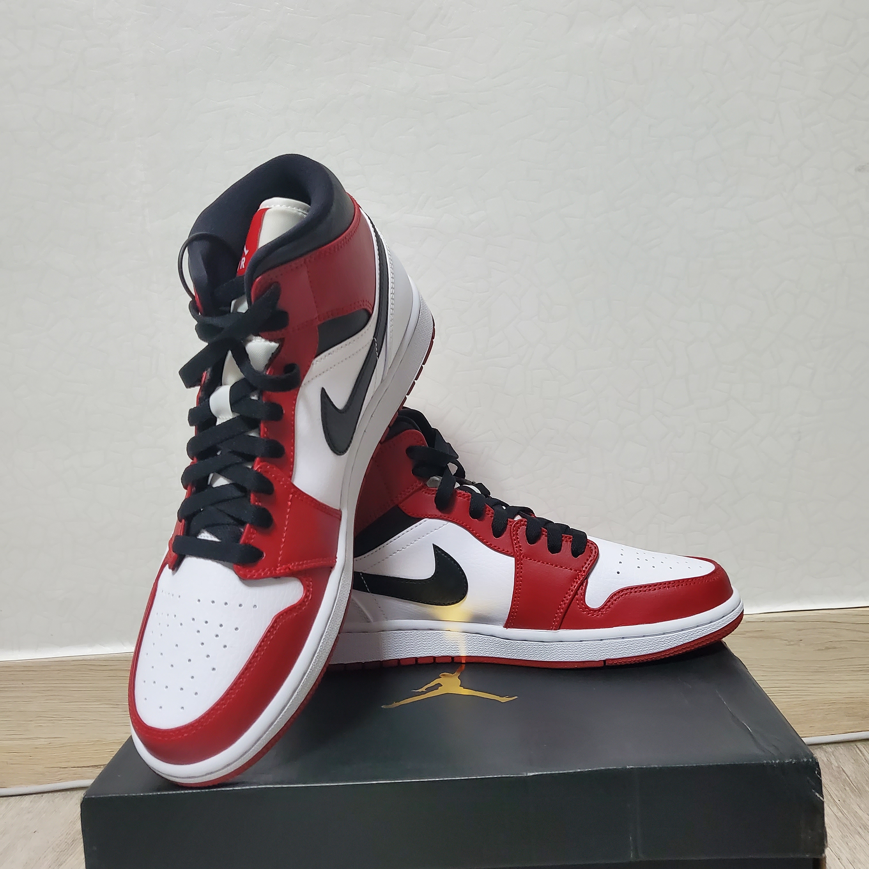 Jordan 1 Mid Chicago 2020 착용 스타일 - 1