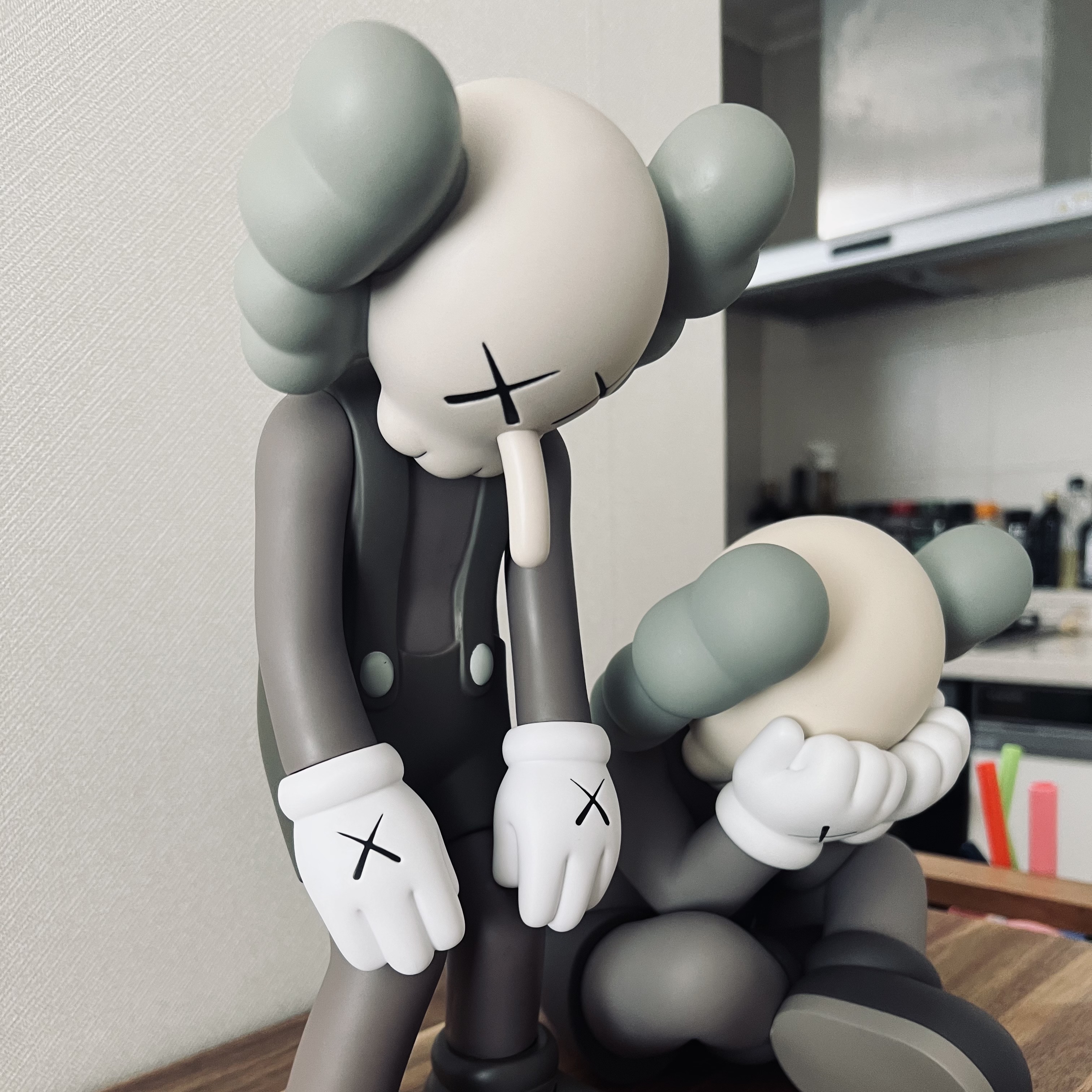Kaws Separated Vinyl Figure Brown, Kaws Small Lie Companion Vinyl Figure Brown 착용 스타일 - 3