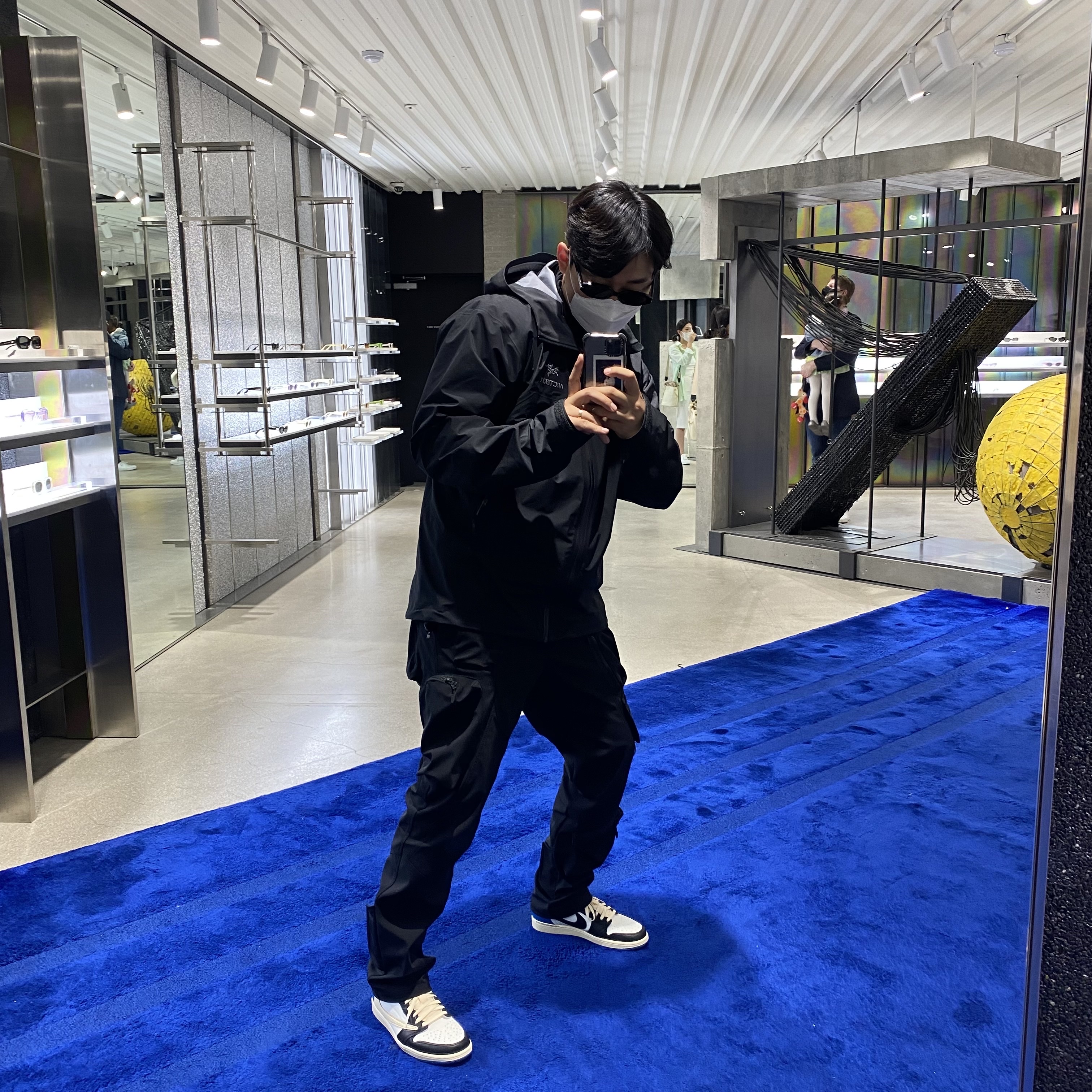 Jordan 1 x Travis Scott x Fragment Retro Low OG SP Military Blue, Arc'teryx Beta LT Jacket Black 착용 스타일
