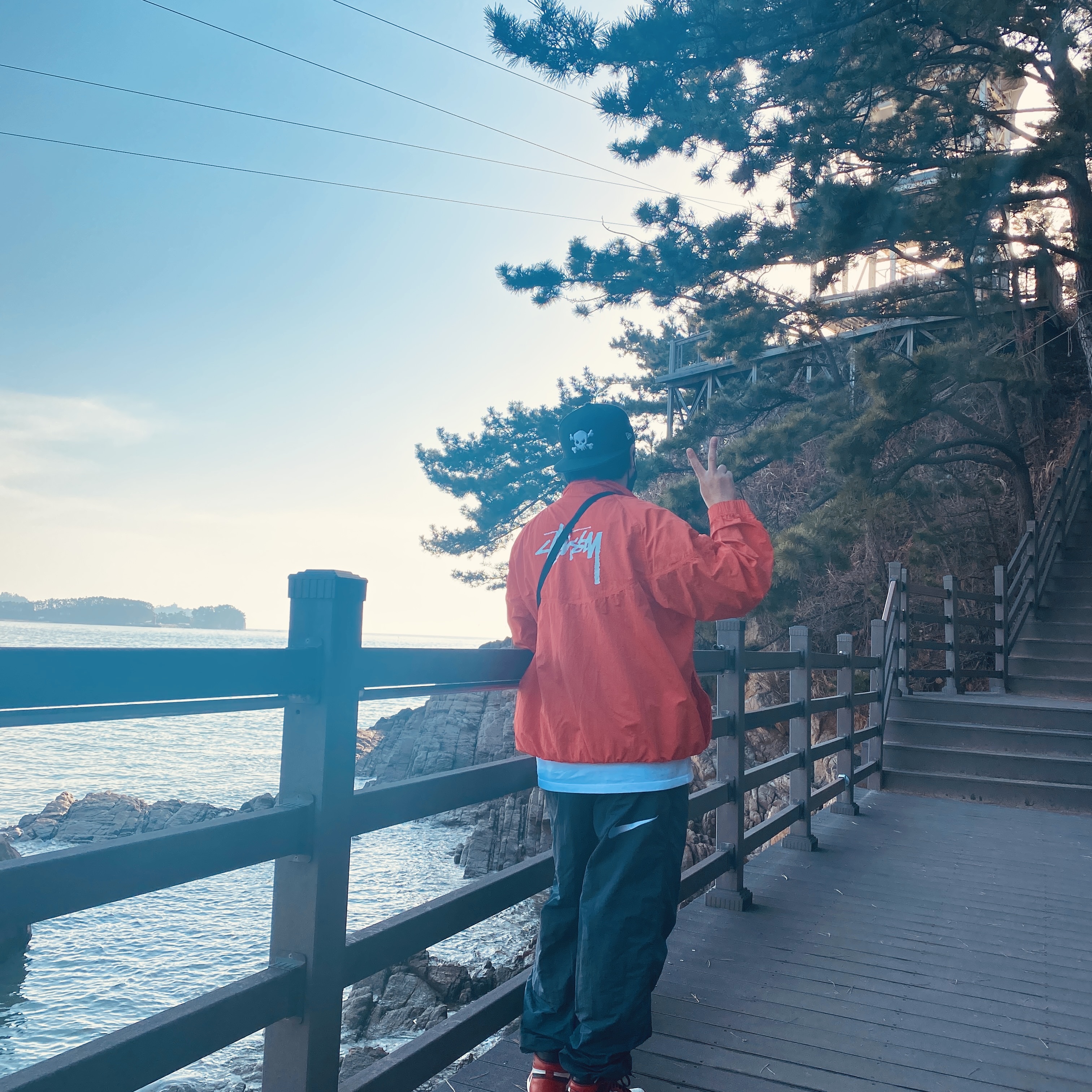 Jordan 1 Retro High OG Defiant SB LA to Chicago, Nike x Stussy Windrunner Jacket Habanero Red 착용 스타일