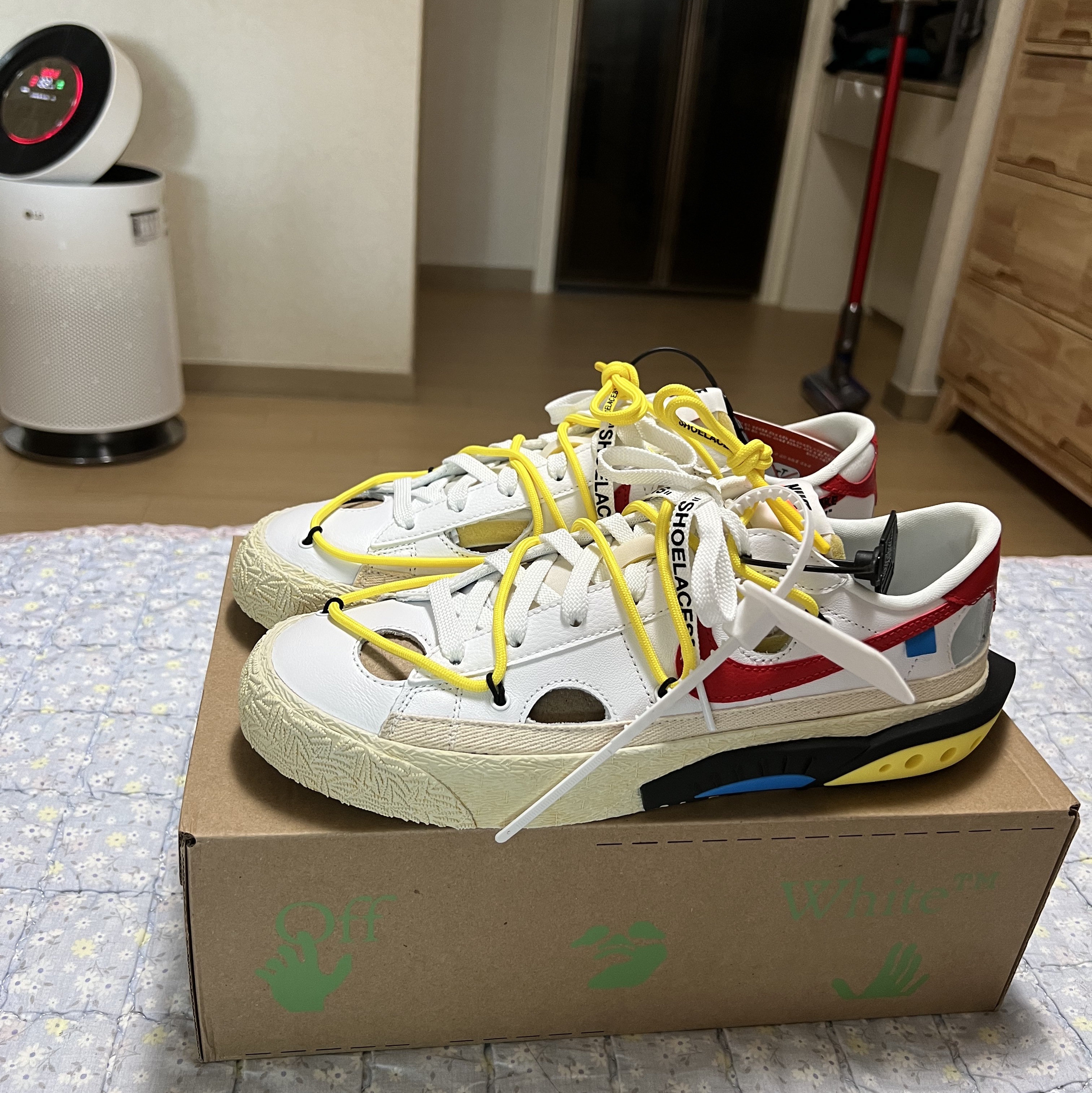 Nike x Off-White Blazer Low '77 White and University Red 착용 스타일