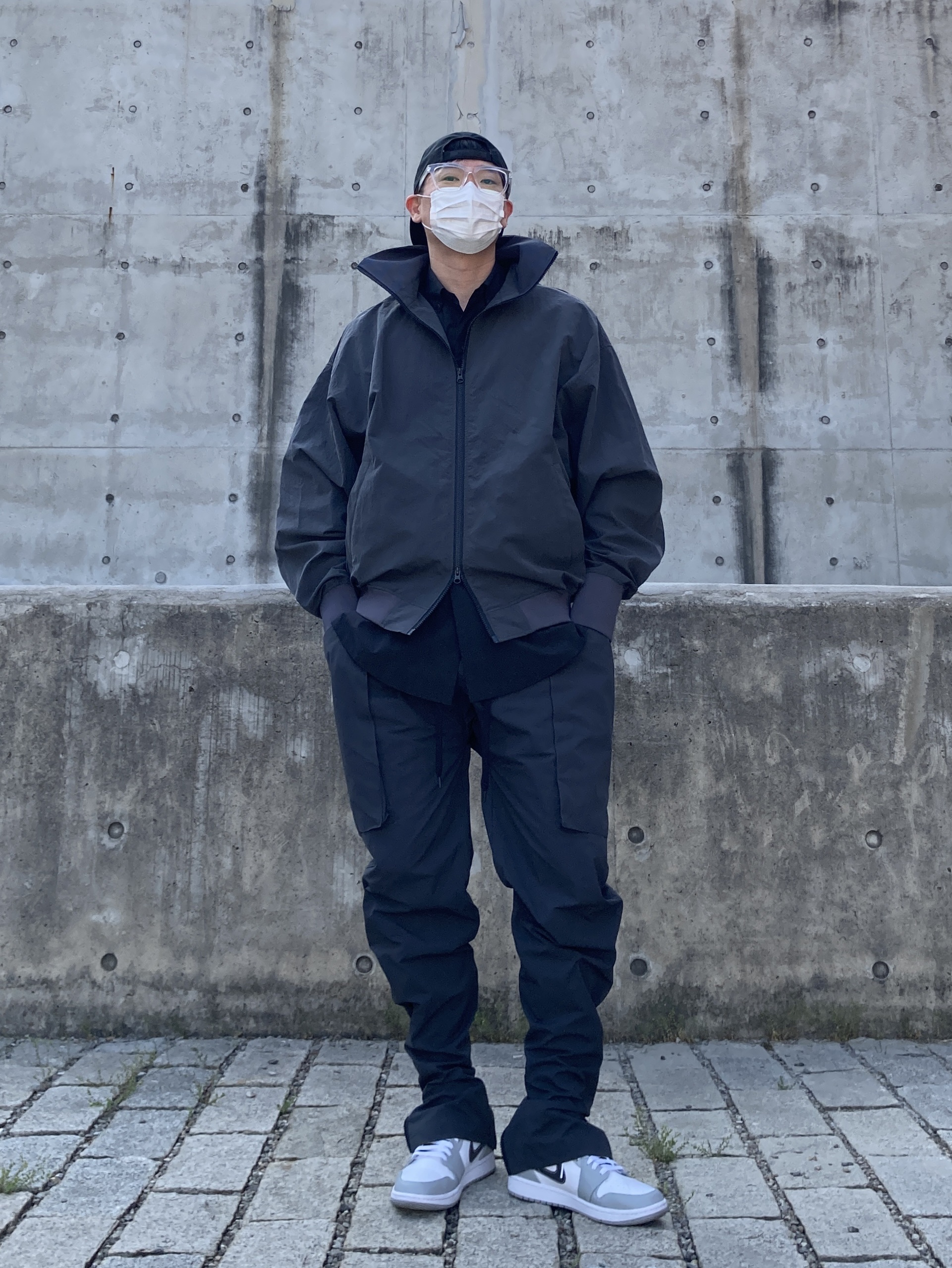 Jordan 1 Mid Light Smoke Grey Anthracite, Essentials x New Era Retro Crown Strapback Black 착용 스타일 - 2