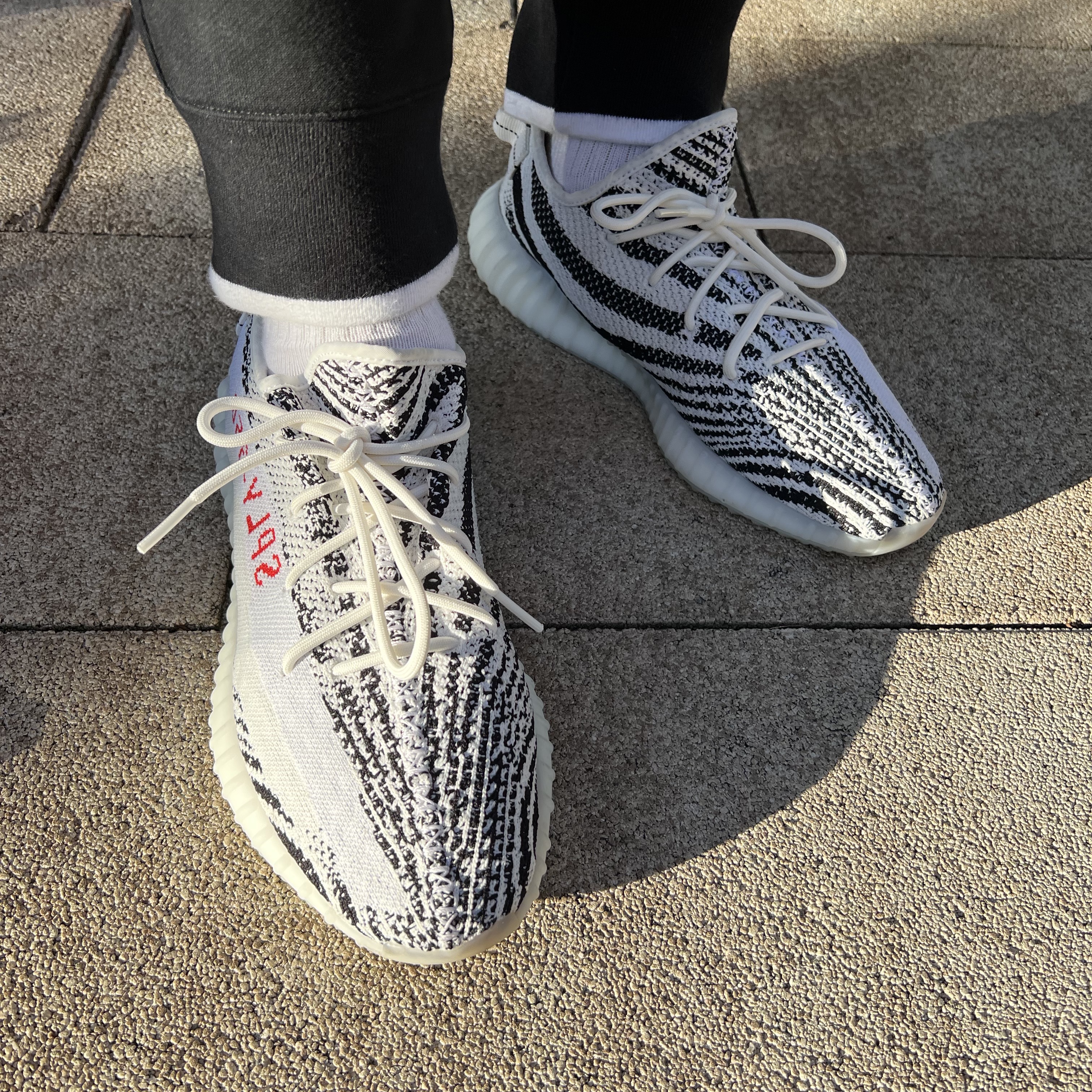 Adidas Yeezy Boost 350 V2 Black - Non-Reflective, Adidas Yeezy Boost 350 V2 Zyon 착용 스타일 - 5