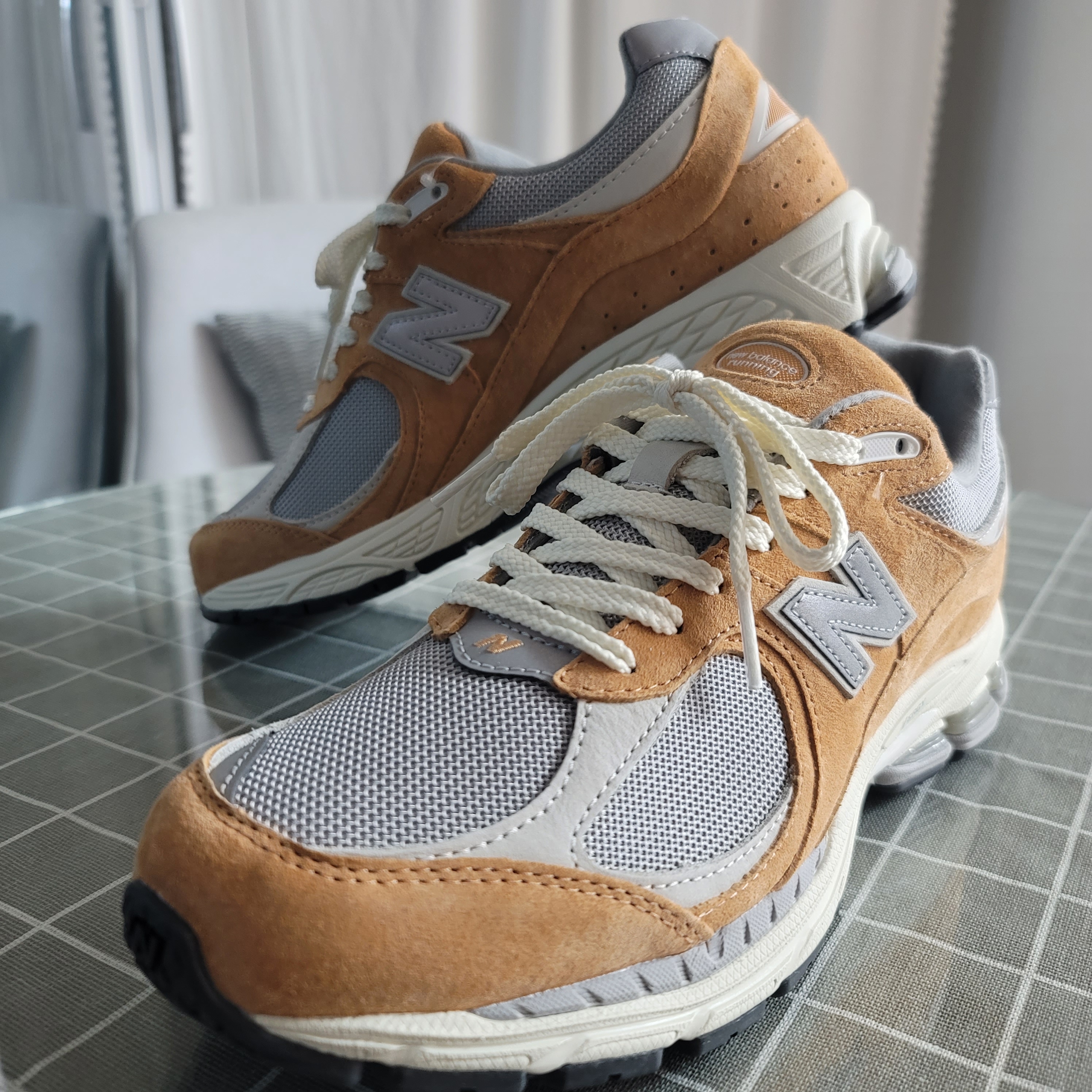 New Balance 2002R Special Vintage Beige 착용 스타일 - 1