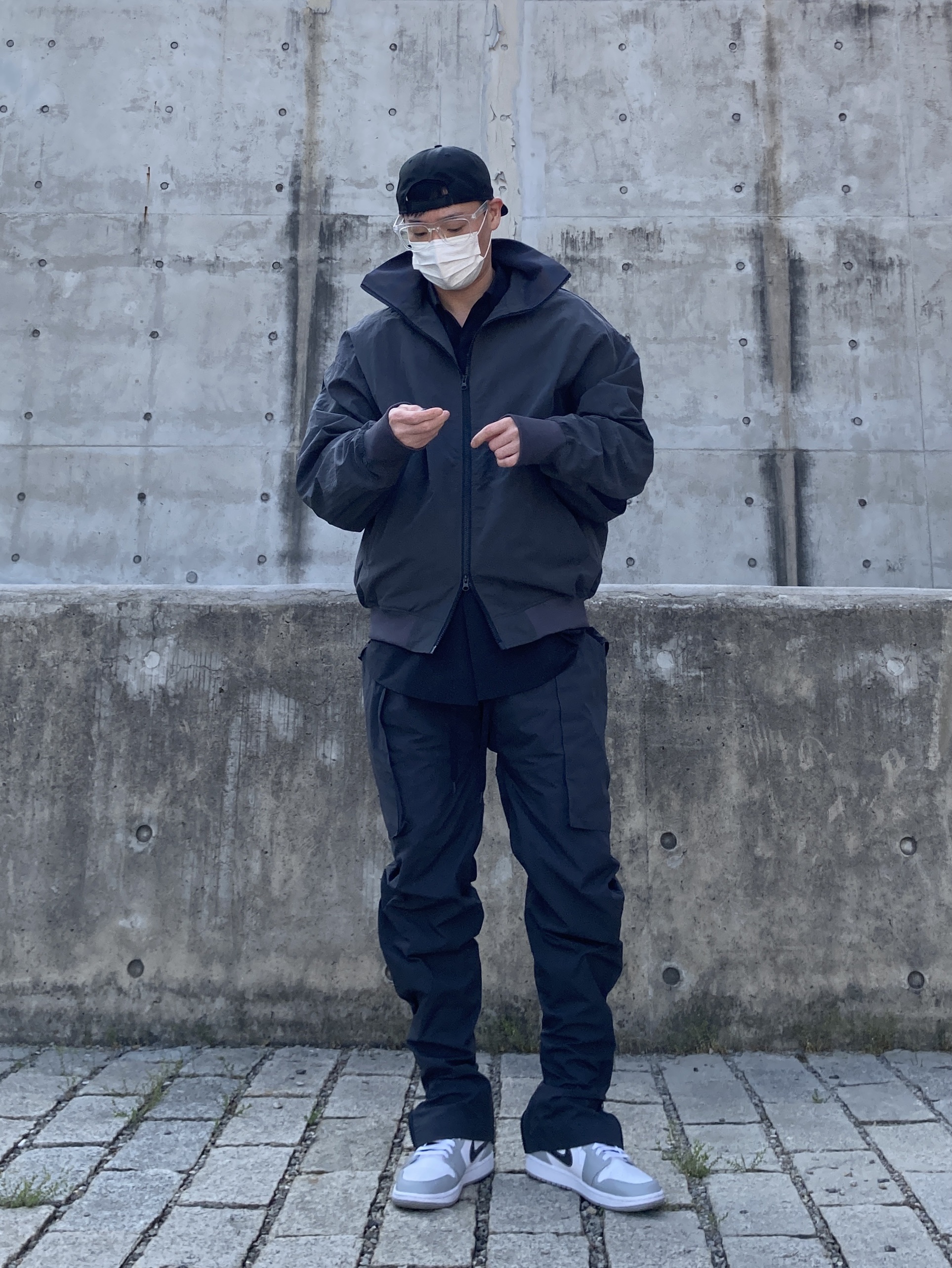 Jordan 1 Mid Light Smoke Grey Anthracite, Essentials x New Era Retro Crown Strapback Black 착용 스타일 - 1